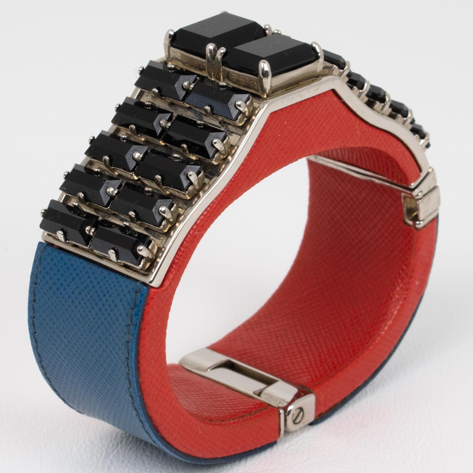 Prada Frühjahr 2014 Rotes, blaues Saffiano-Lederarmband mit Klappverschluss und schwarzem Kristall (Modernistisch) im Angebot