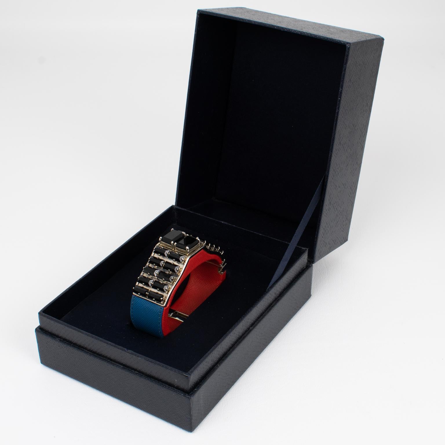Prada Spring 2014 - Bracelet en cuir Saffiano rouge et bleu avec cristaux noirs Unisexe en vente