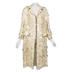 Manteau en organza ivoire orné de paillettes et de cristaux, collection Prada printemps-été 2016, vu lors du défilé