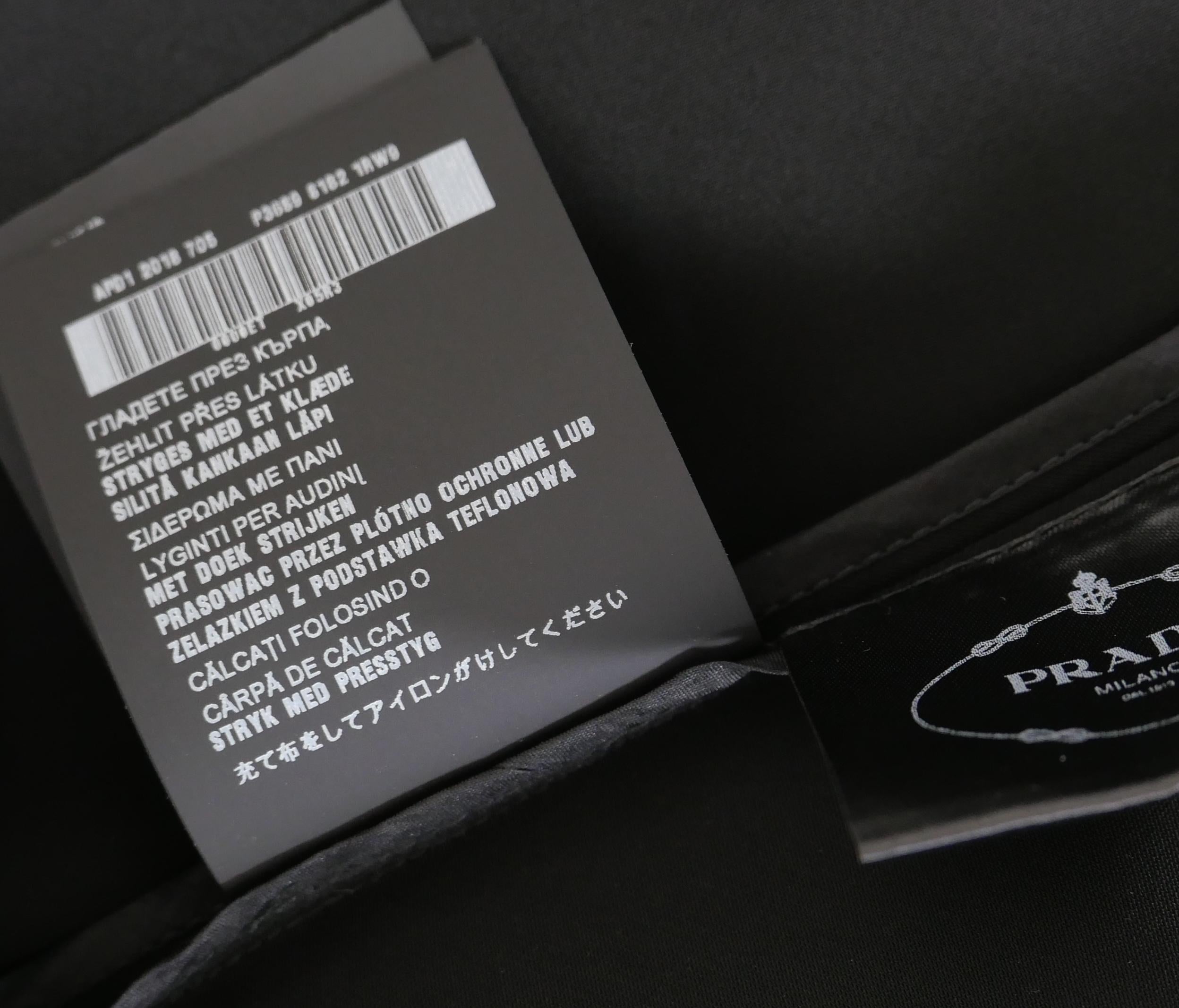 Prada Primavera 2018 Bolsillo con Logo Vestido Largo Negro en venta 6