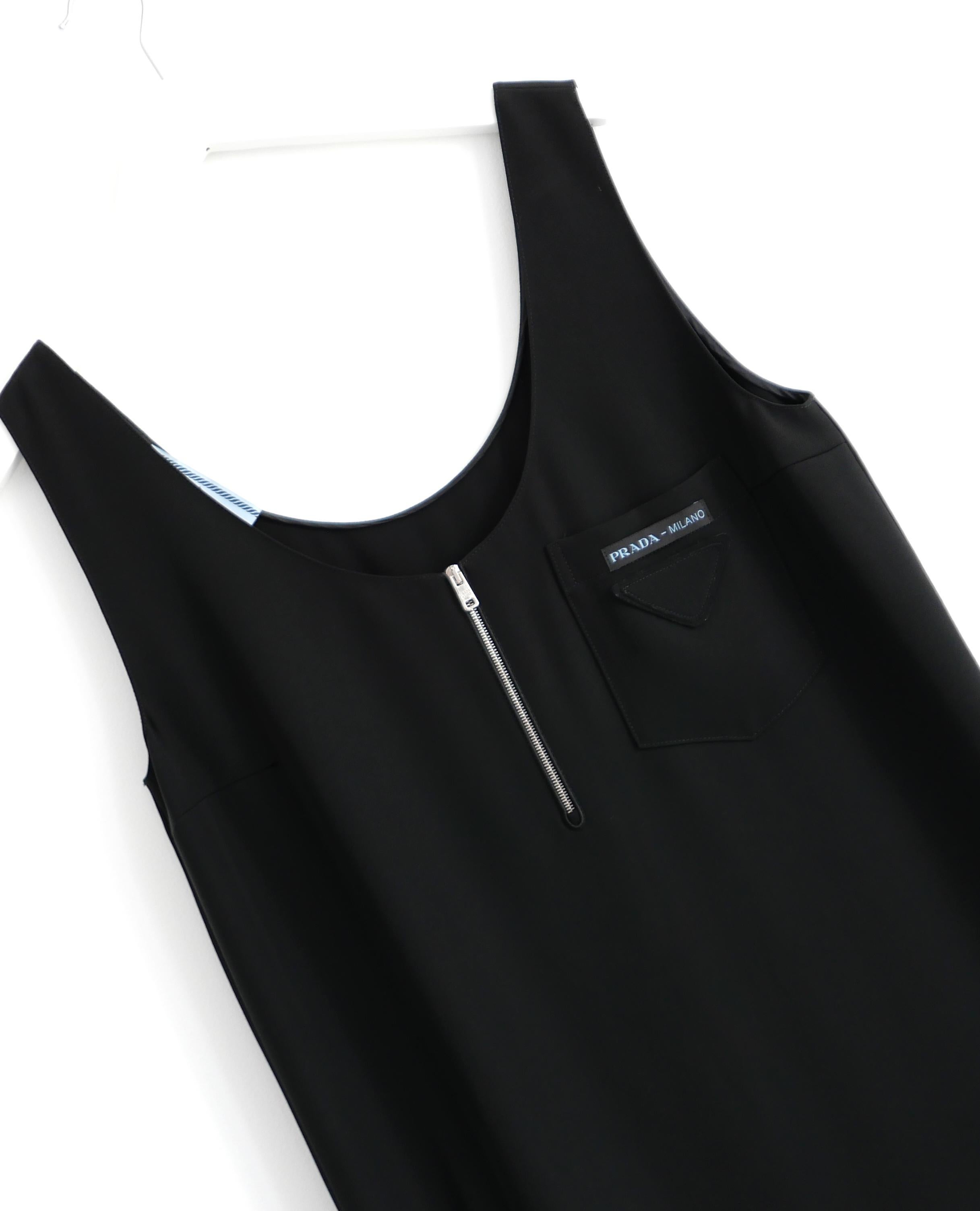 Vestido femenino minimalista Prada de la colección Primavera 2018. Comprada por 1500 £ y sin estrenar. Confeccionado en suave poliéster negro, tiene un corte de pichi sencillo con una falda midi con un bonito drapeado lateral y un corpiño deportivo