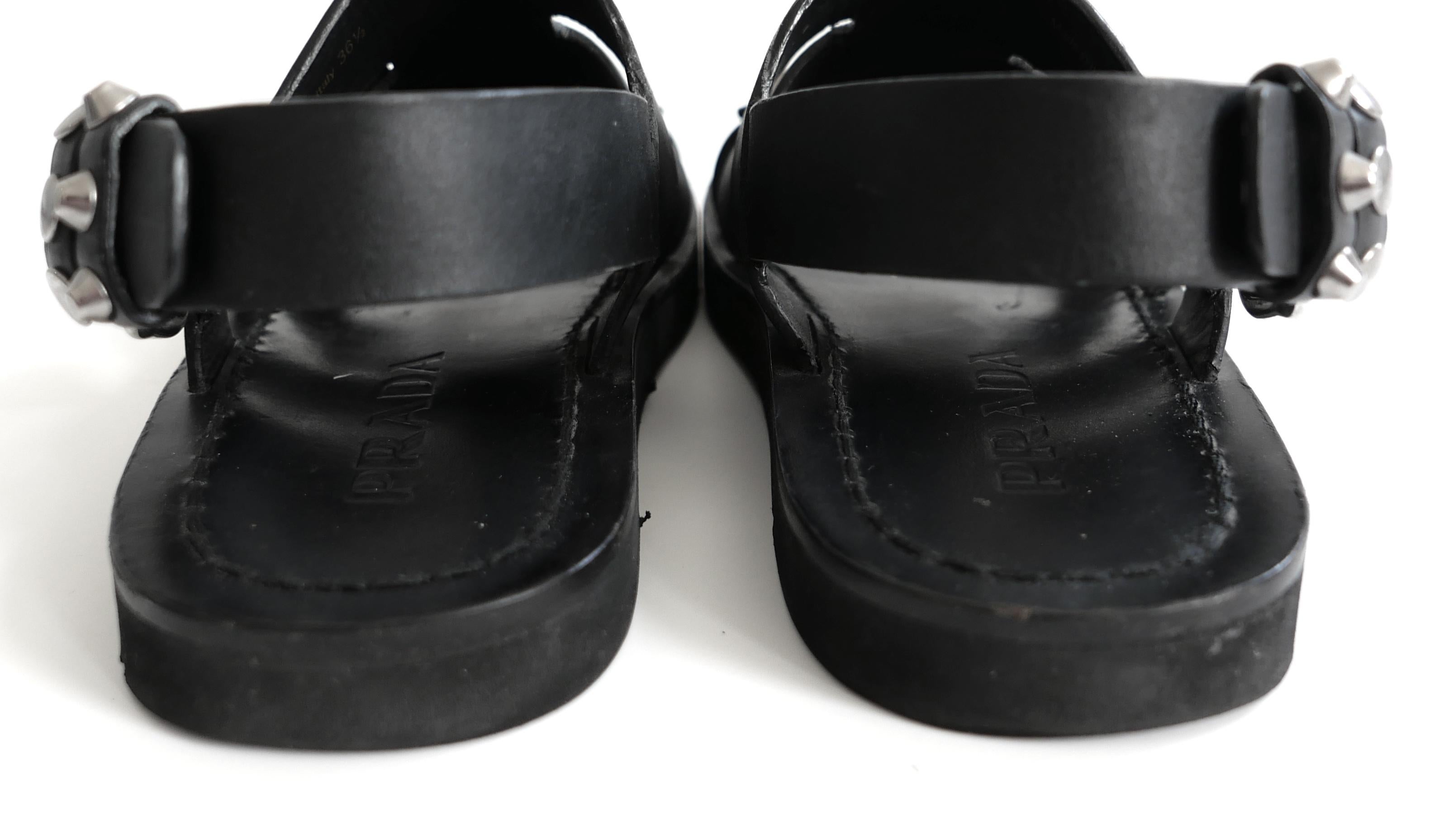 Prada Frühjahr 2018 Nietenbesetzte, klobige Sandalen im Angebot 2