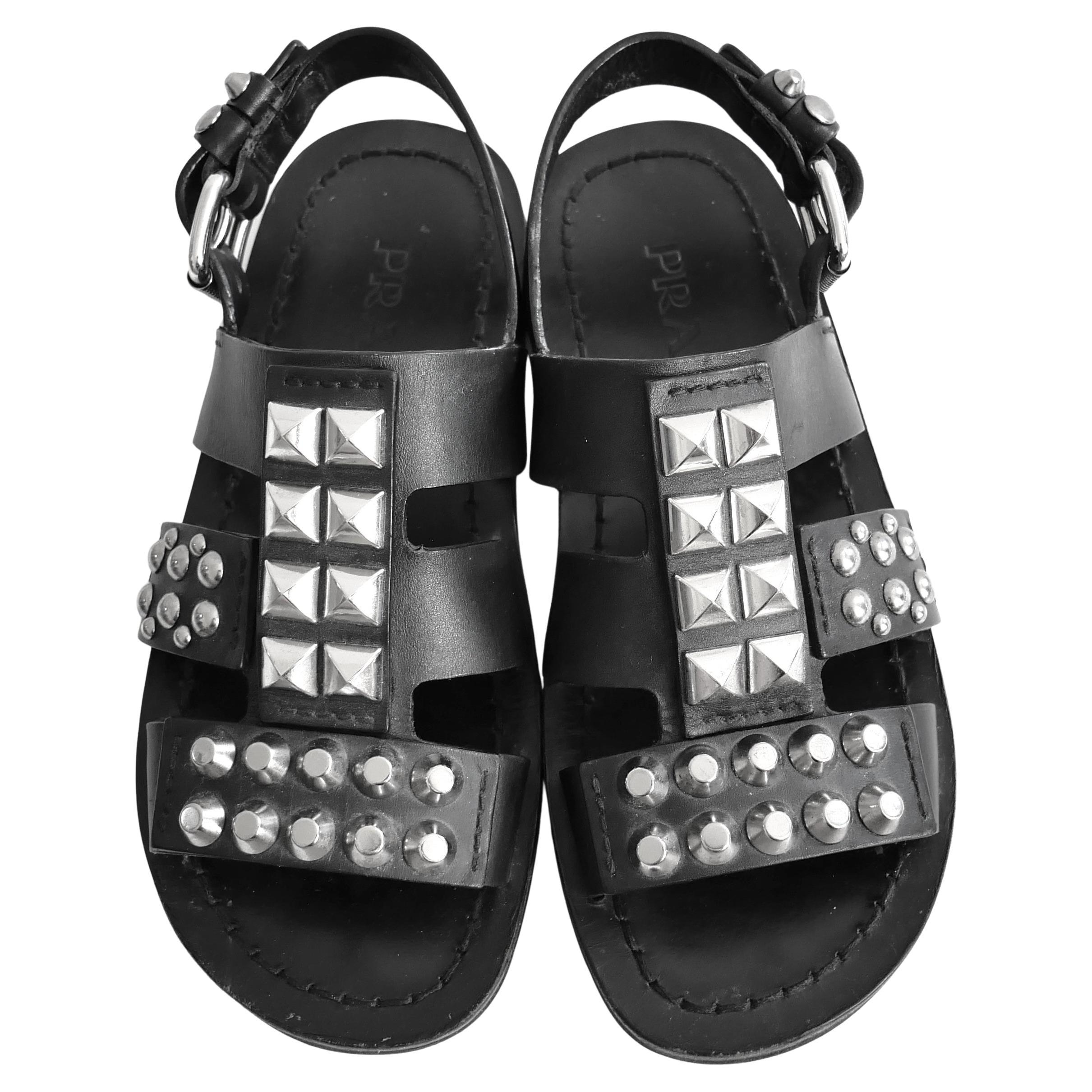 Prada Frühjahr 2018 Nietenbesetzte, klobige Sandalen im Angebot