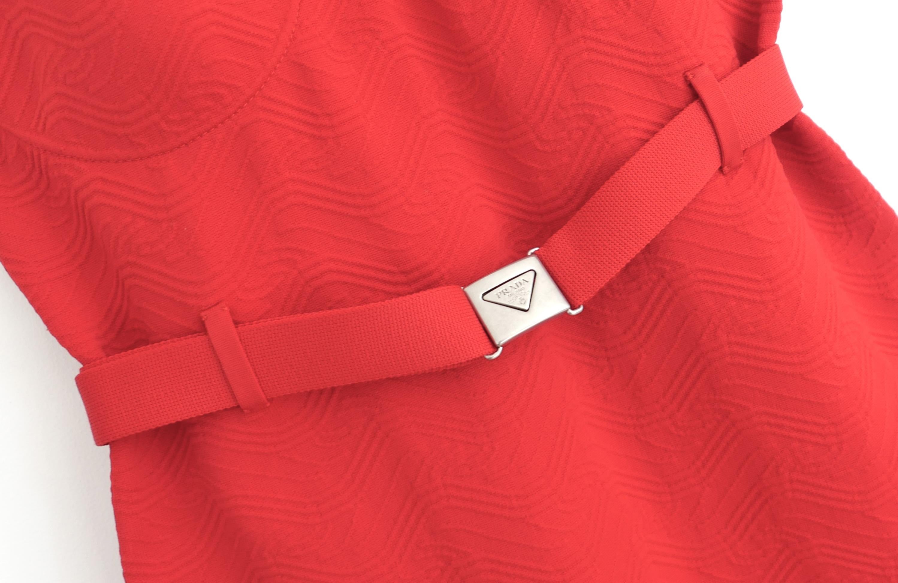 Super cooles rotes Jacquard-Kleid von Prada aus der Frühjahrskollektion 2022 - eine Collaboration zwischen Miuccia Prada & Raf Simons, die sie 