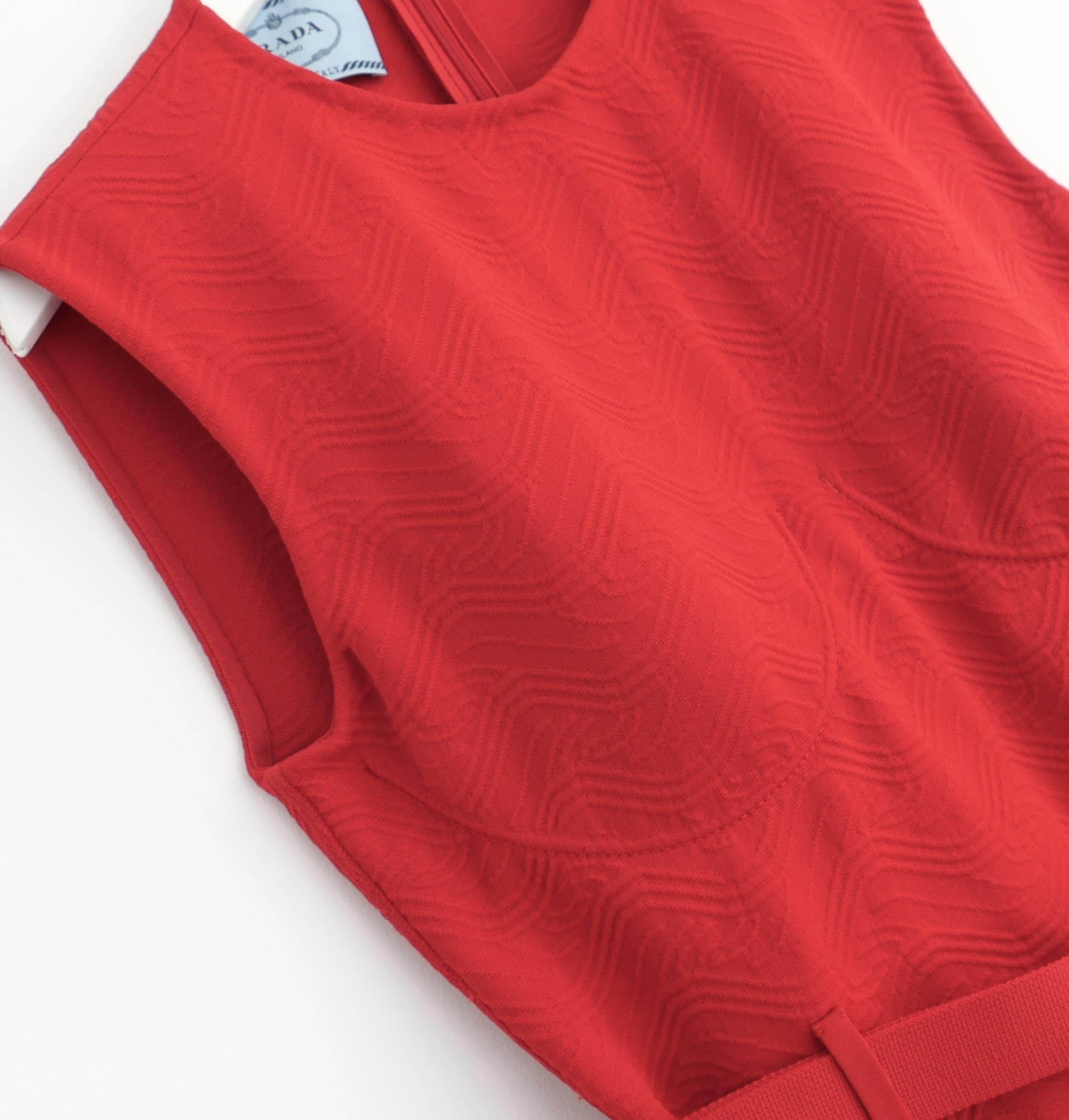 Prada Printemps 2022 Robe en jacquard rouge Miuccia x Raf Simons Excellent état - En vente à London, GB