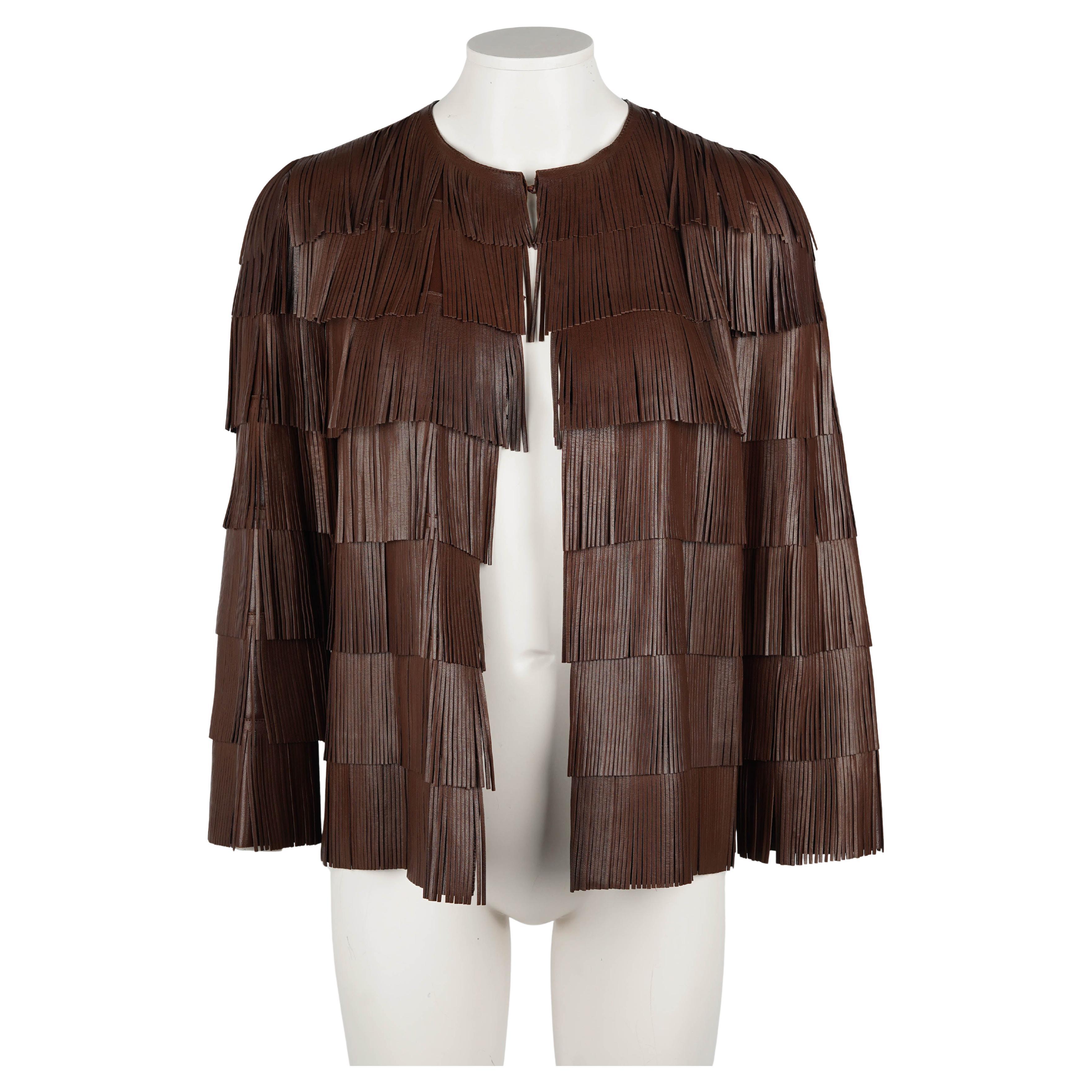 Questa eccezionale giacca in pelle con frange proviene dall'iconica collezione primavera/estate 2007 di Prada, una stagione nota per la sua audace sperimentazione con texture, movimento e struttura. Una versione simile di questo pezzo è stata