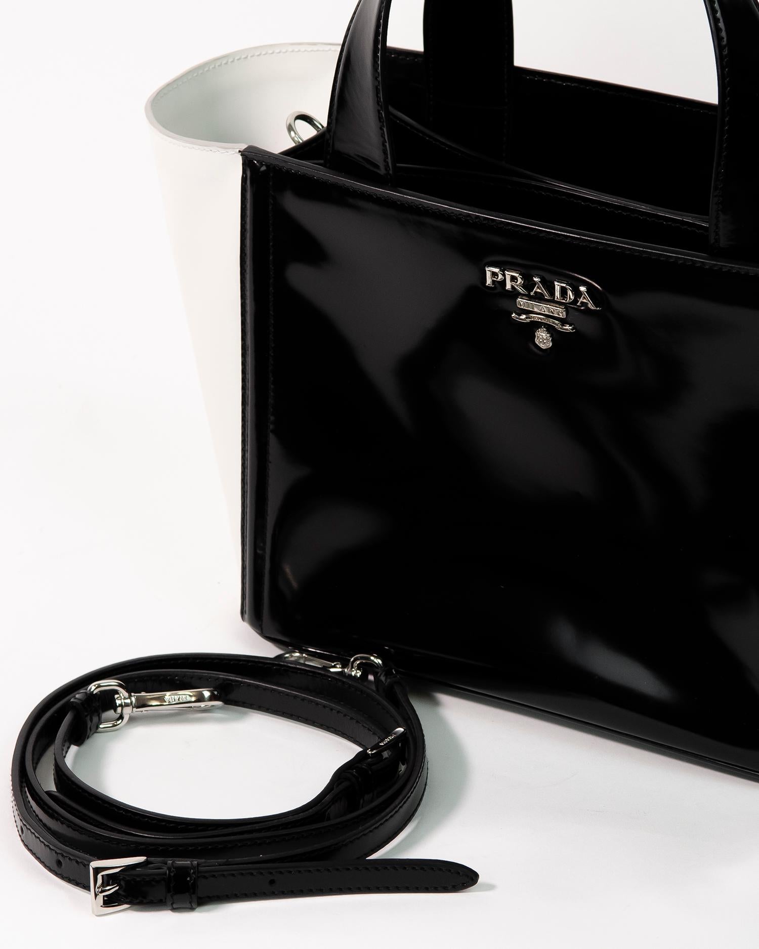 Sac à main en cuir verni monochrome PRADA, défilé printemps-été 2013 6