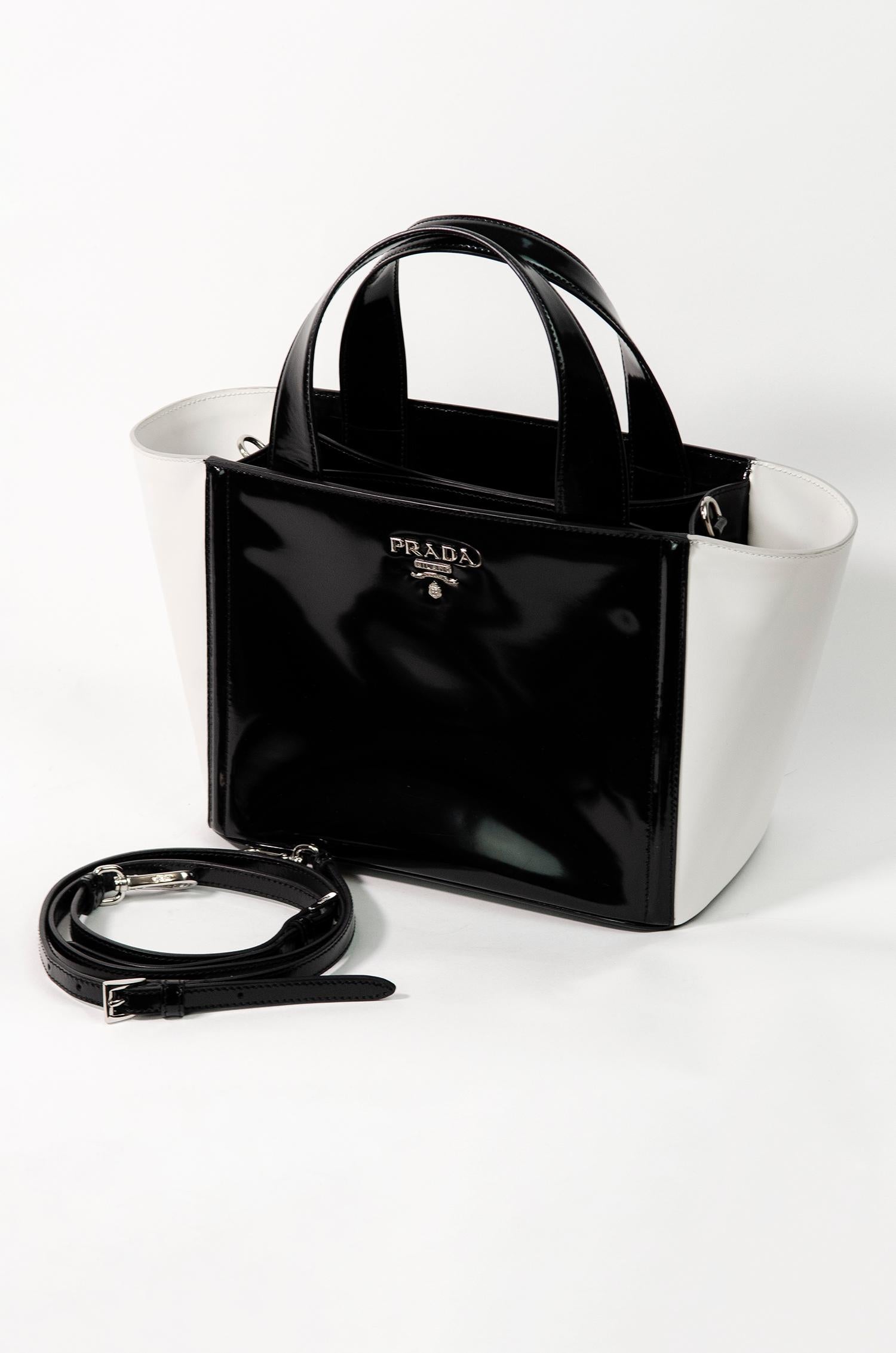 Sac à main en cuir verni monochrome PRADA, défilé printemps-été 2013 9