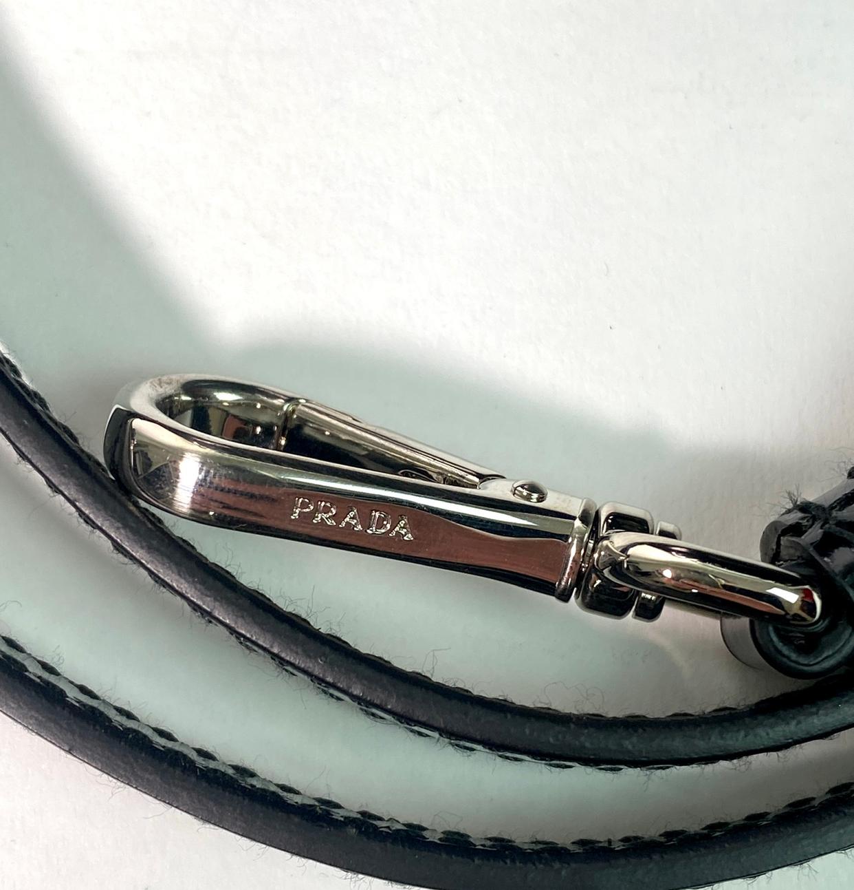 Sac à main en cuir verni monochrome PRADA, défilé printemps-été 2013 12