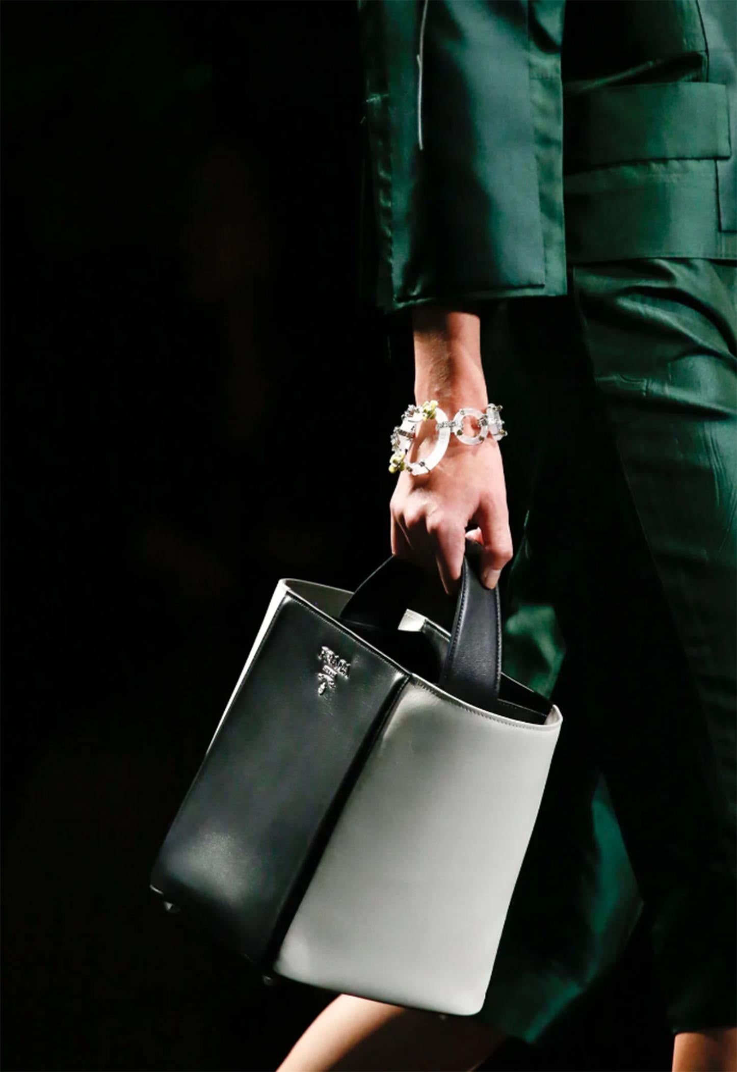 Sac à main en cuir verni monochrome PRADA, défilé printemps-été 2013 Excellent état à Berlin, BE