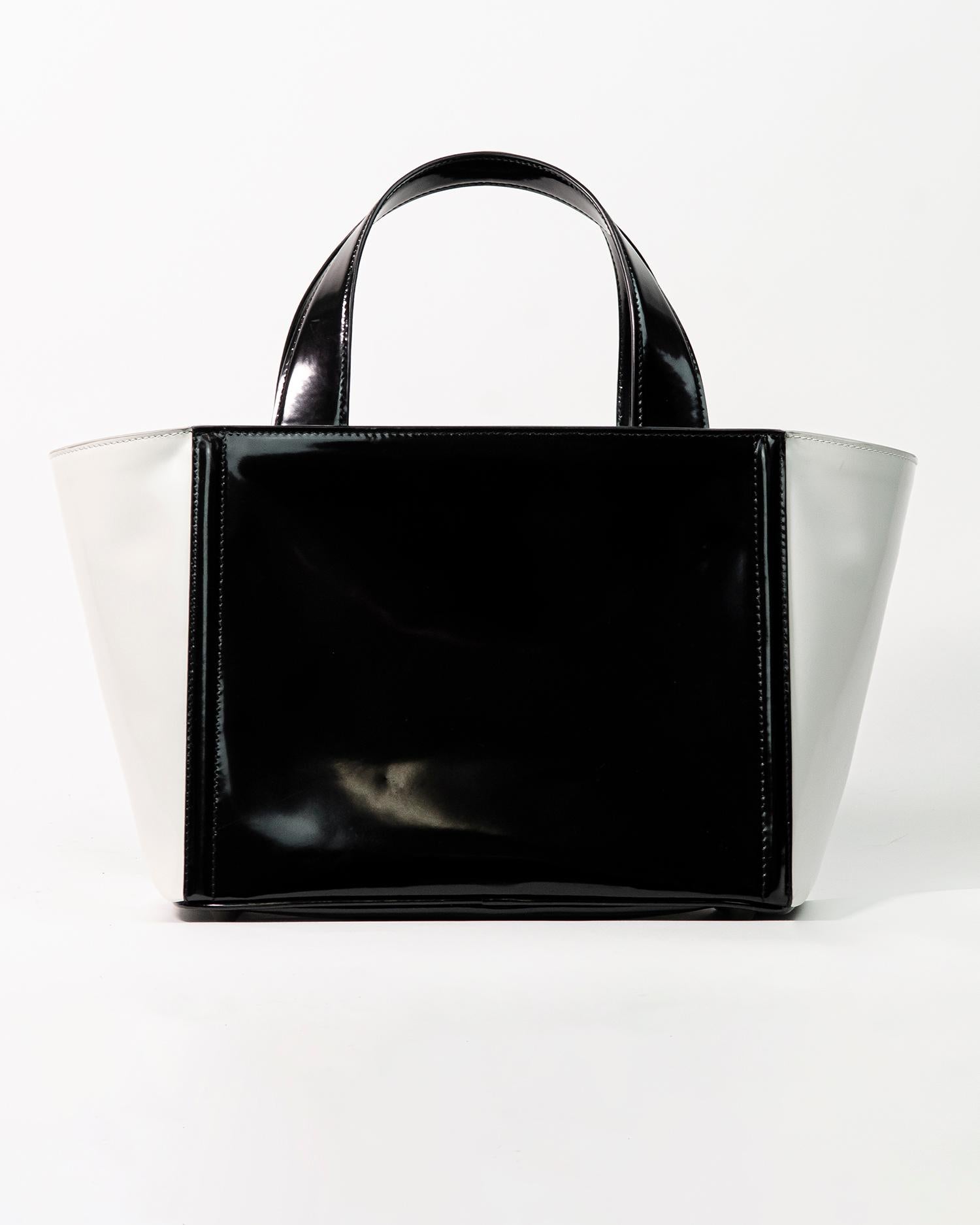 Sac à main en cuir verni monochrome PRADA, défilé printemps-été 2013 3