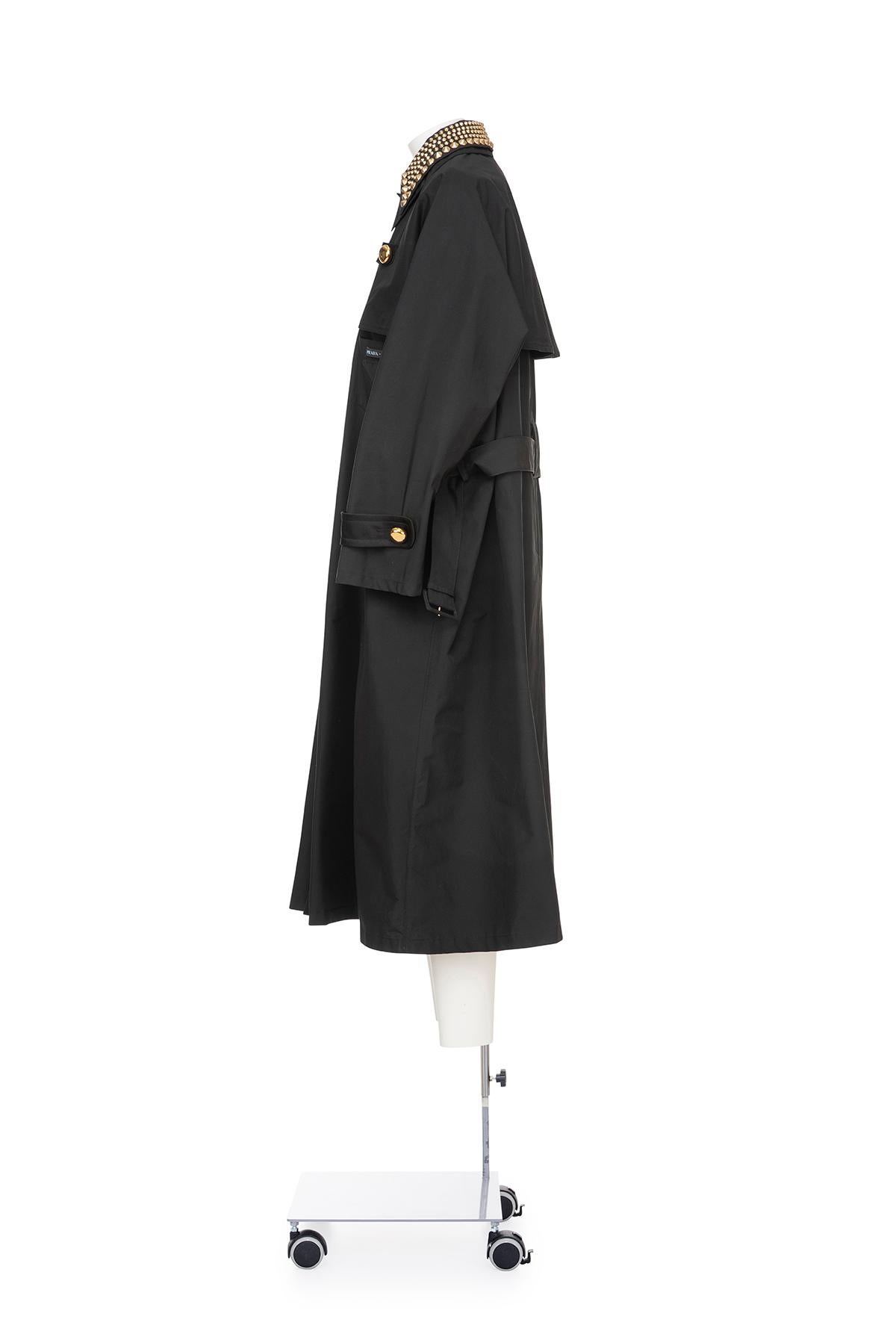 Abrigo de un solo pecho con cuello de doble tachuela Primavera Verano 2019 de Prada
Detalle de lazo en el cuello
Bolsillos laterales
55% algodón 45% poliéster