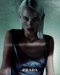 Robe mi-longue Prada printemps-été 1998 en soie bleu marine avec bordures en latex (taille M)