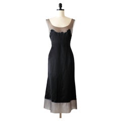 Robe mi-longue Prada printemps-été 1998 en soie bleu marine avec bordures en latex (taille M)