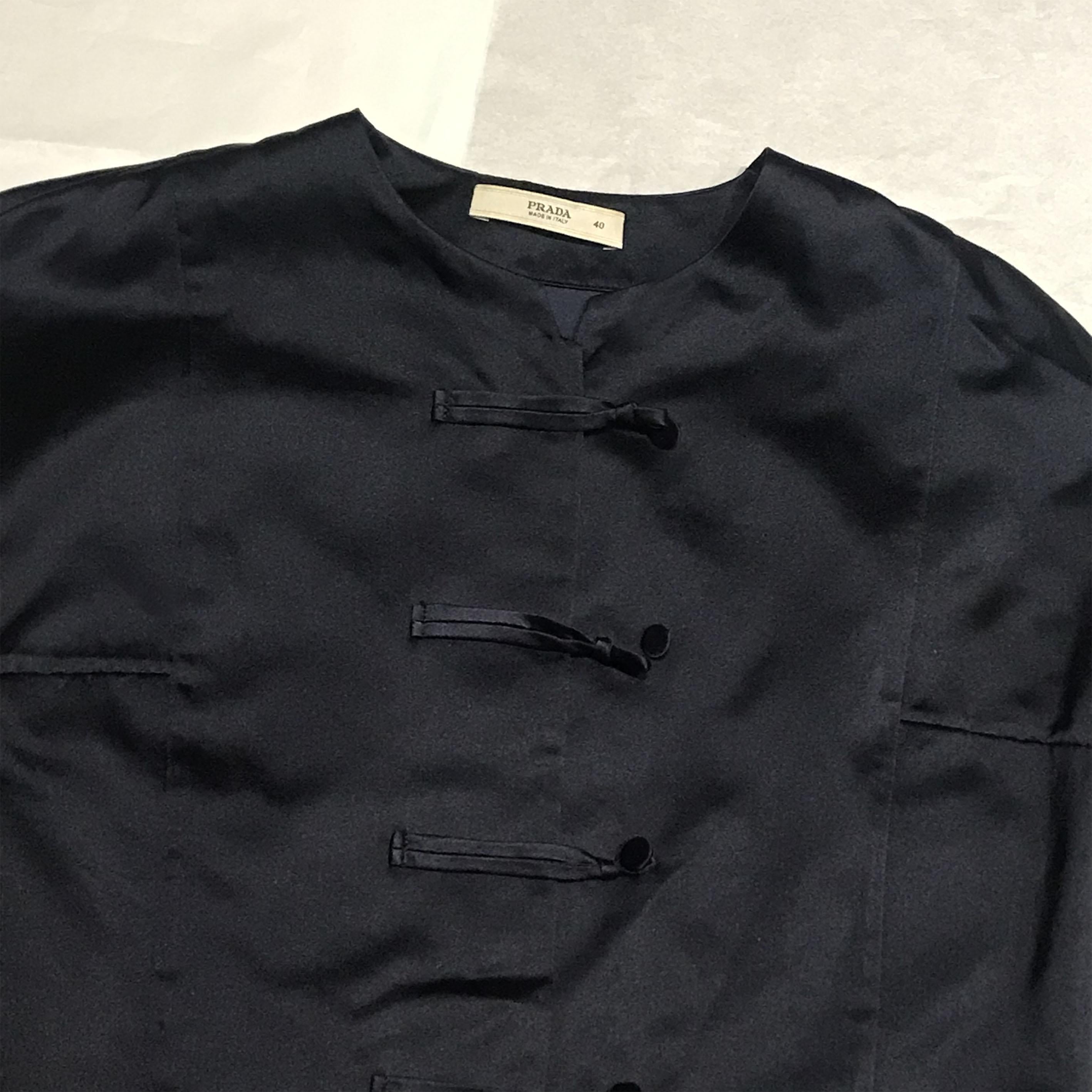 PRADA SS97 Night blue silk mao shirt

Tag PRADA

Size M

Shoulder 42cm
Chest 40cm
Length 50cm
Sleeve 50cm

100% silk

Close with 5 hidden buttons + 5 mao ones

Perfect condition

Shipping worldwide with tracking number
