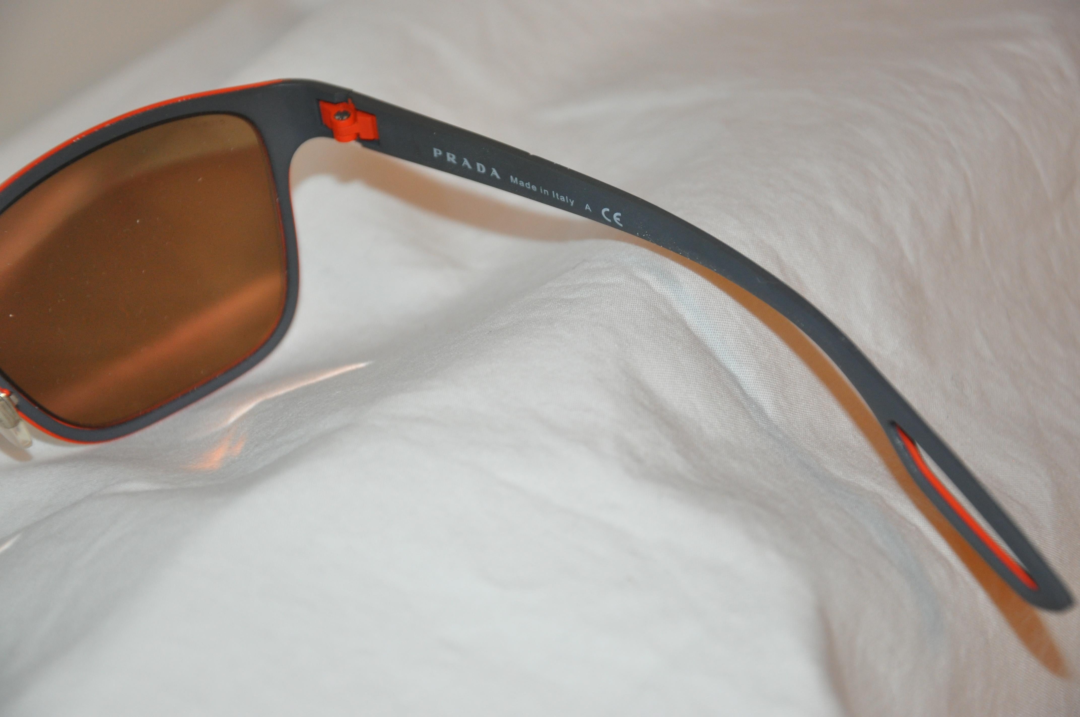      Prada Lightweight Steel-Gray akzentuiert mit Italienisch-Rot 'Loop' Lucite Mirrored Sonnenbrille misst 5 3/4 Zoll über die Front, Höhe misst 2 Zoll, und die Arme sind 5 3/4 Zoll in der Länge. Hergestellt in Italien.