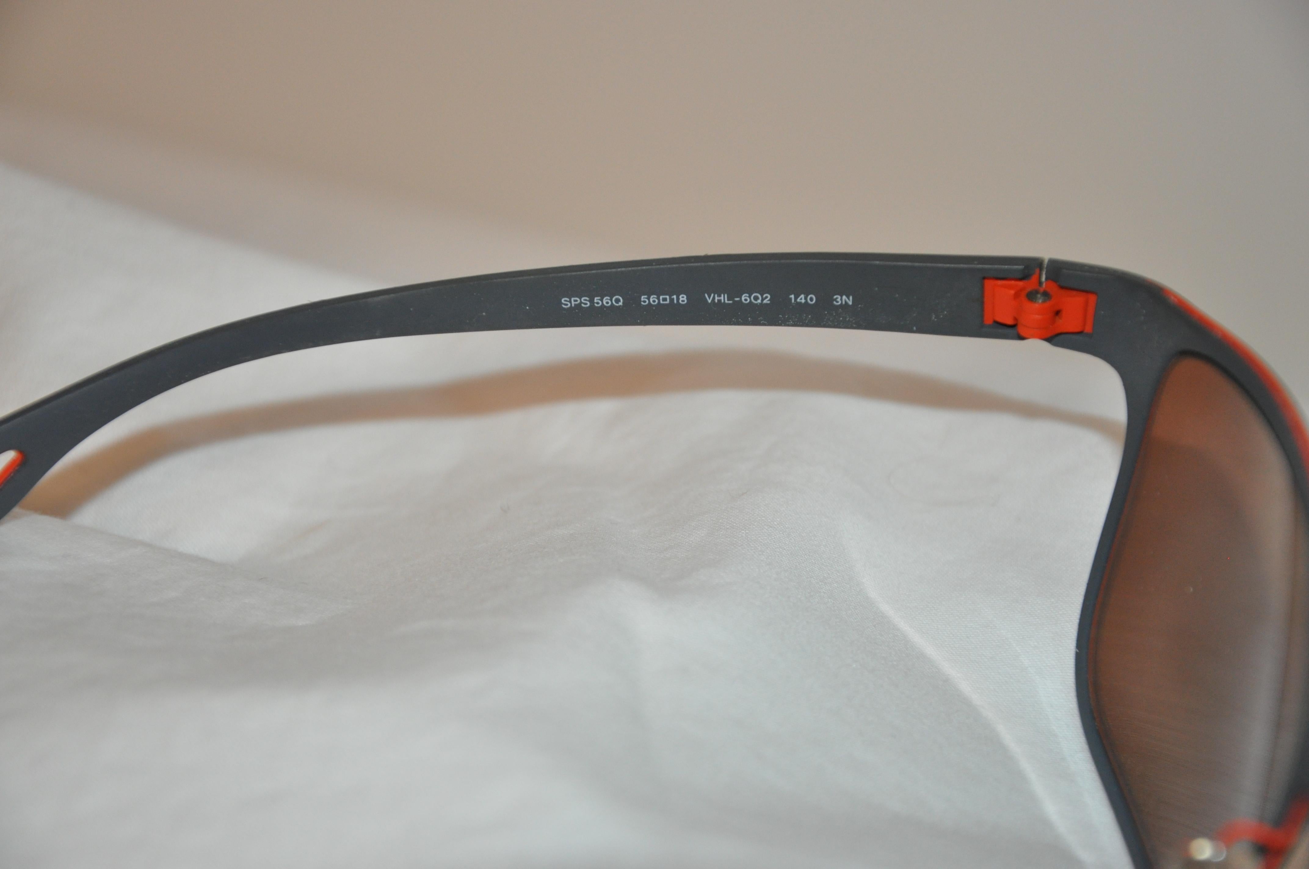 Marron Prada - Lunettes de soleil miroir en lucite gris acier accentuées de rouge italien « Loop » en vente