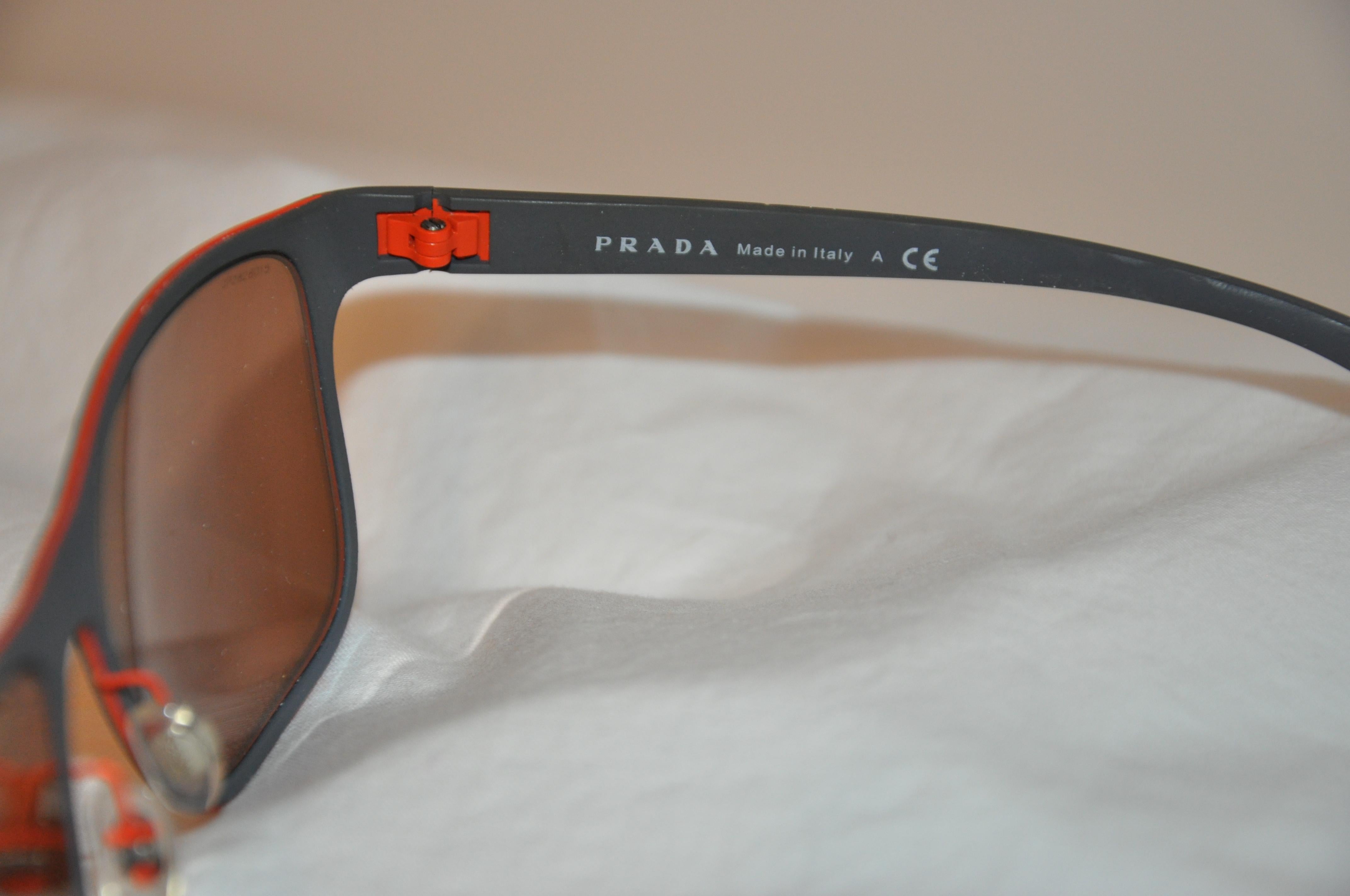 Prada-Sonnenbrille aus Stahlgrau mit italienisch-roter „Loop“-Verspiegelung aus Lucite (Braun) im Angebot