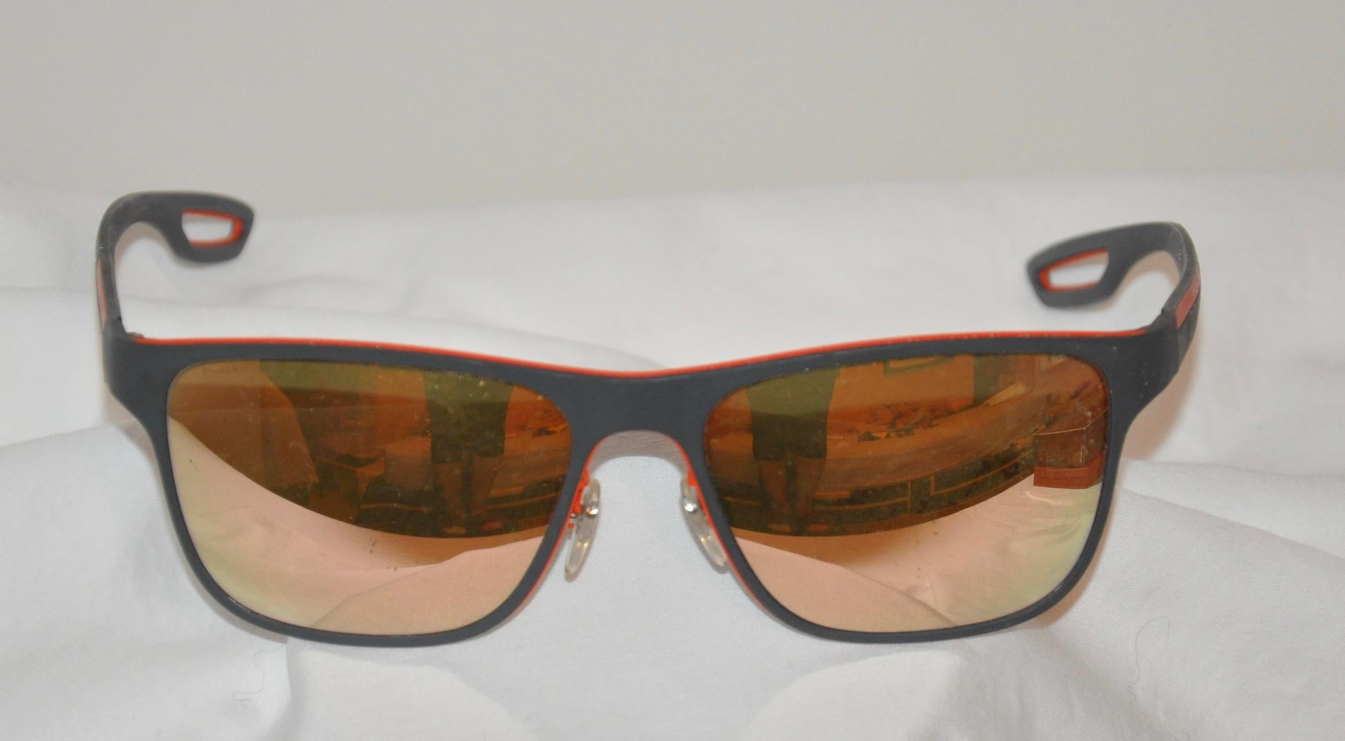 Prada-Sonnenbrille aus Stahlgrau mit italienisch-roter „Loop“-Verspiegelung aus Lucite im Zustand „Gut“ im Angebot in New York, NY