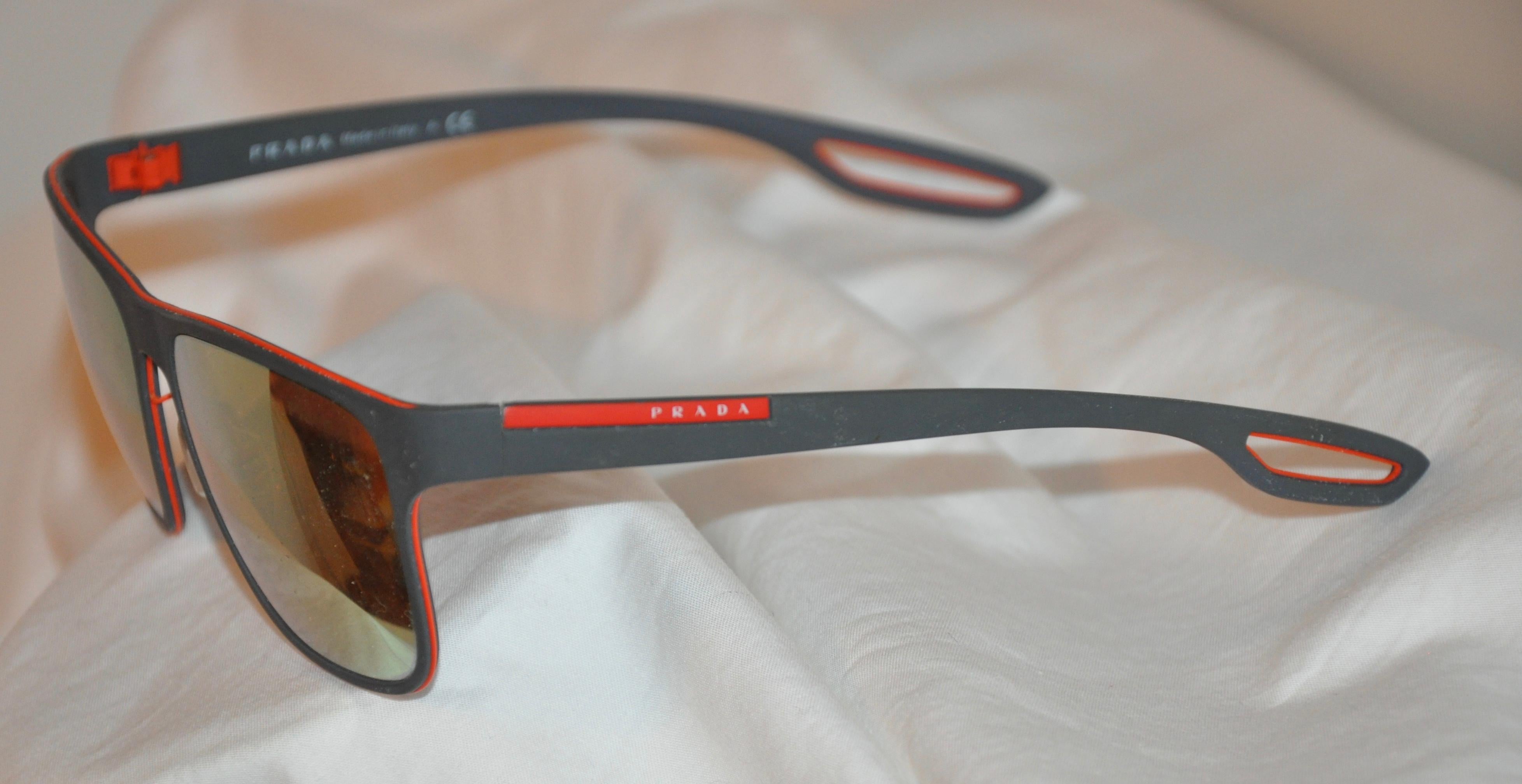 Prada Steel-Gray Accented with Italian-Red 'Loop' Lucite Mirrored Sunglasses In Good Condition For Sale In New York, NY
