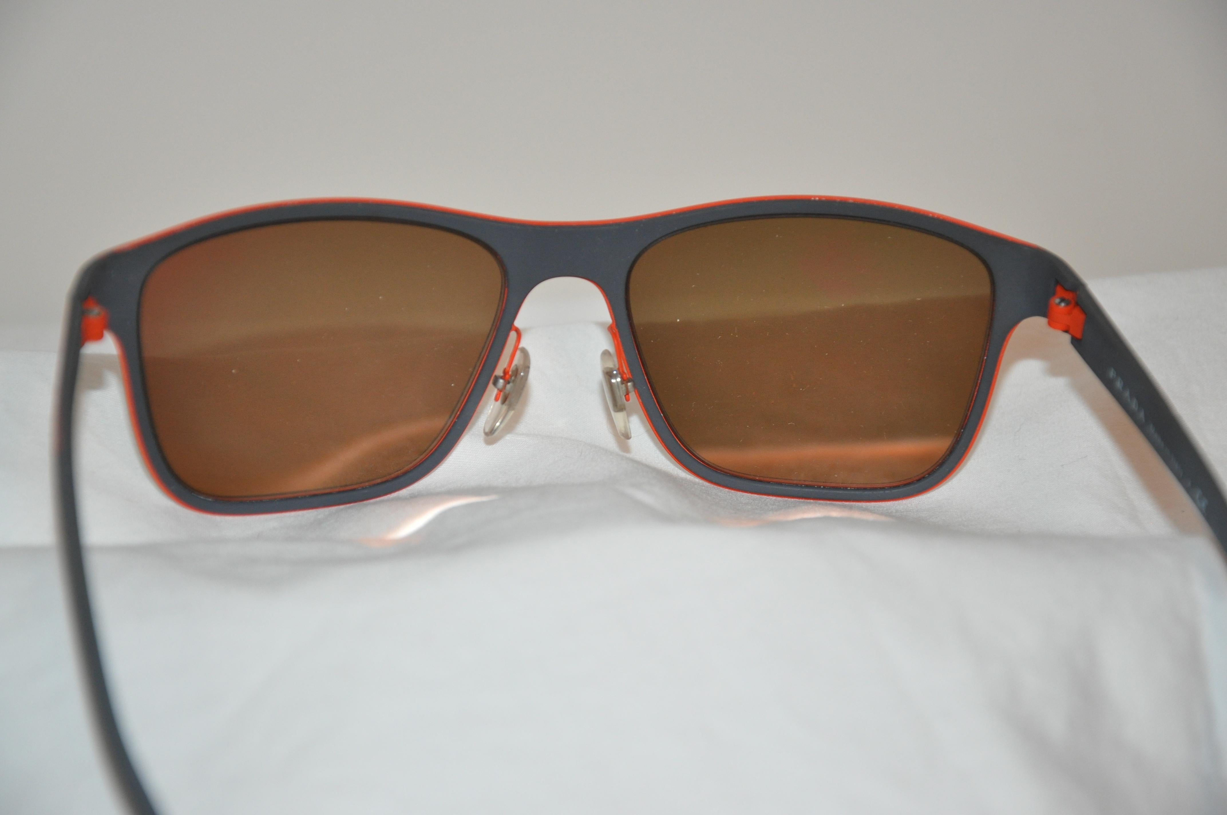 Prada-Sonnenbrille aus Stahlgrau mit italienisch-roter „Loop“-Verspiegelung aus Lucite im Angebot 1