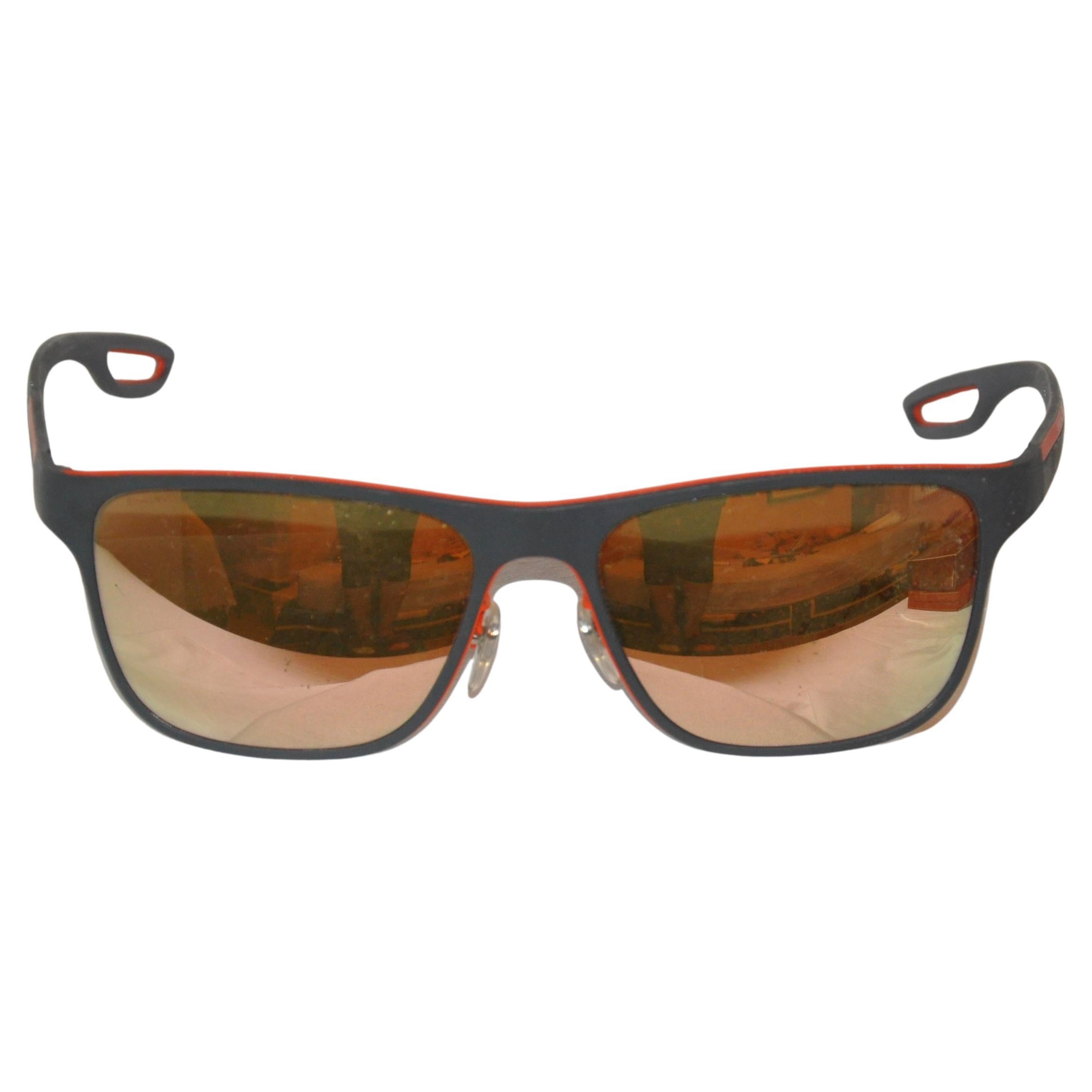 Prada-Sonnenbrille aus Stahlgrau mit italienisch-roter „Loop“-Verspiegelung aus Lucite