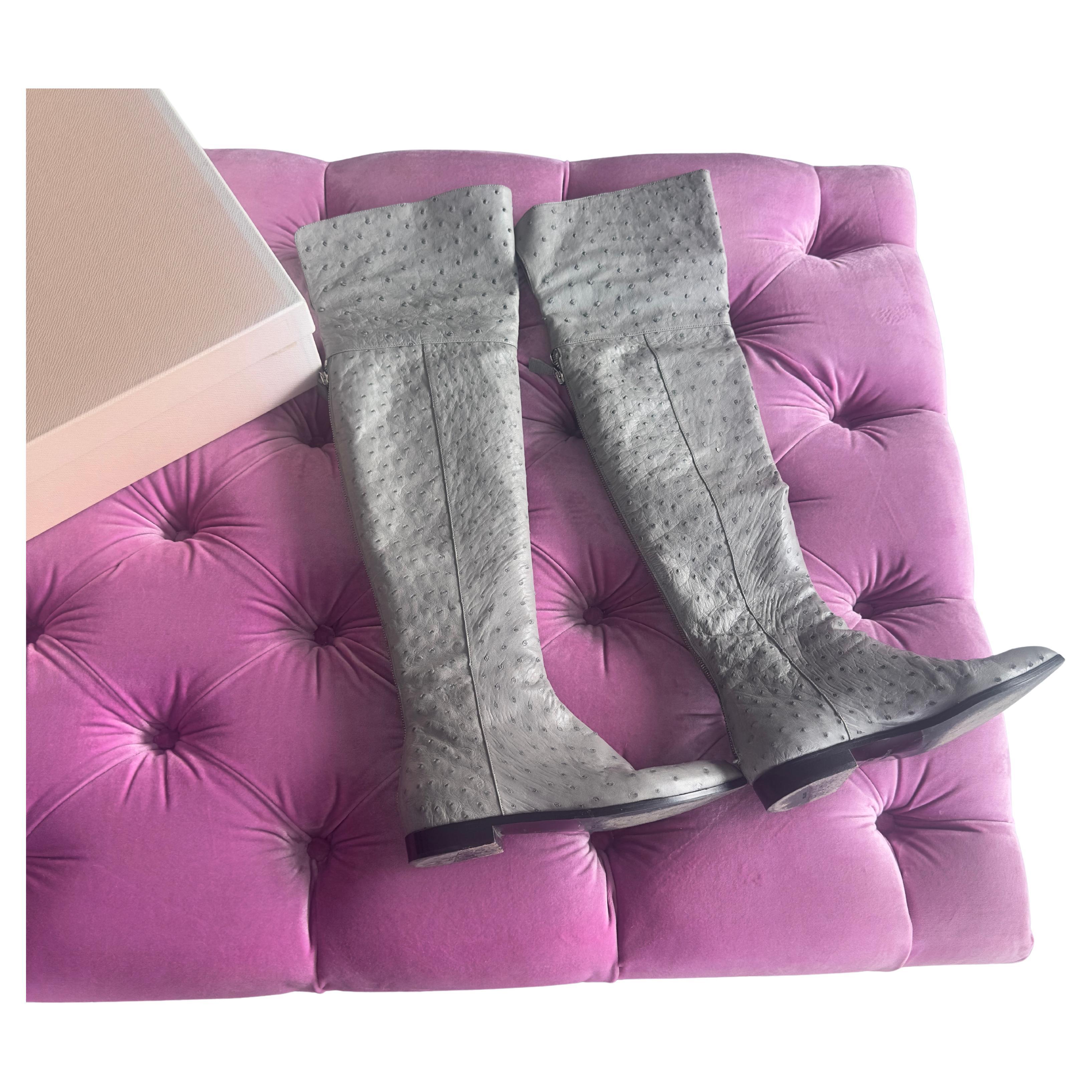 Prada – Stivali al ginocchio in struzzo grigio “Nube”, con scatola en venta