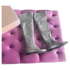 Prada – Stivali al ginocchio in struzzo grigio “Nube”, con scatola