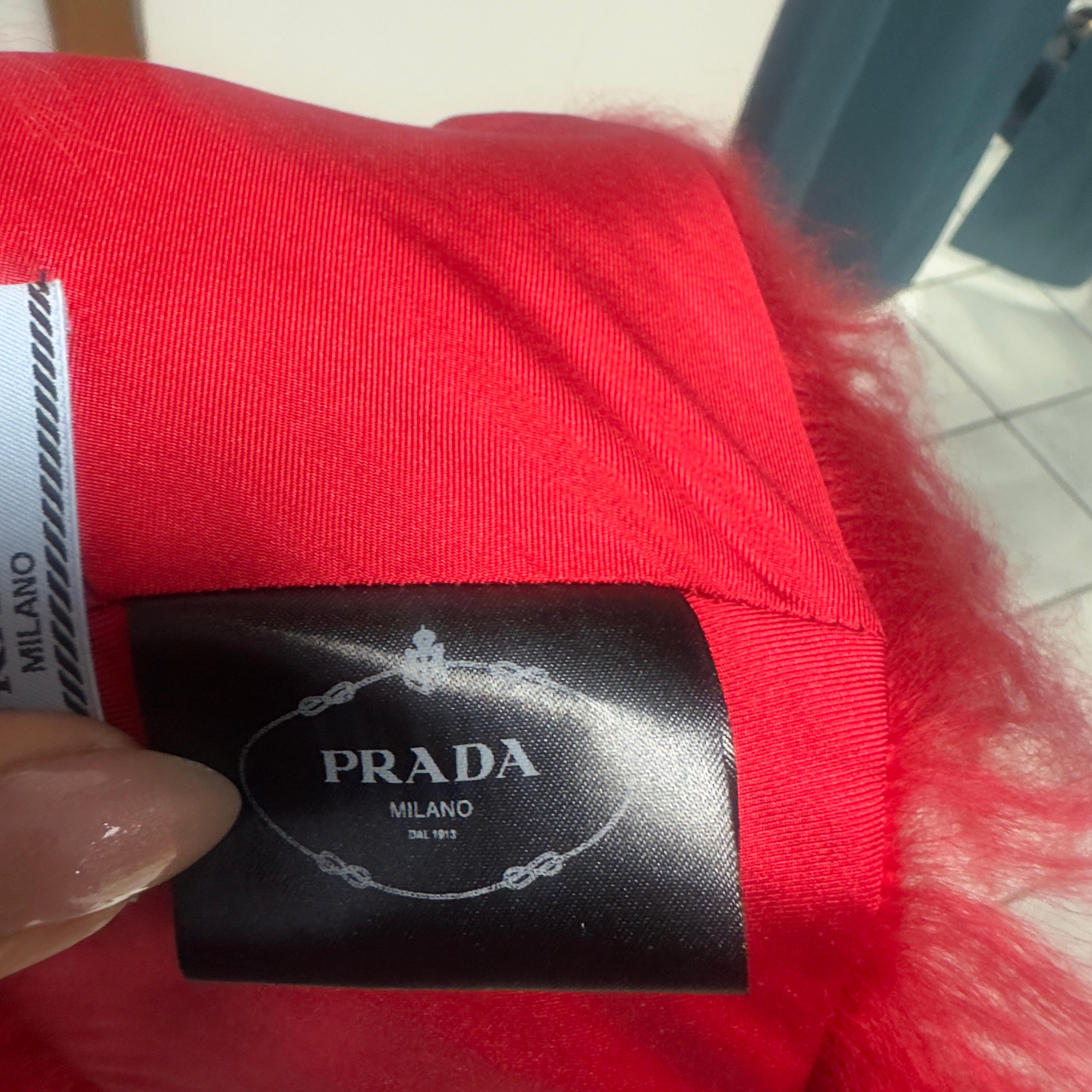 Prada Stola in Mongolian Lamb Rossa Vibrante, Collezione 2014, Made in Italy in vendita 7
