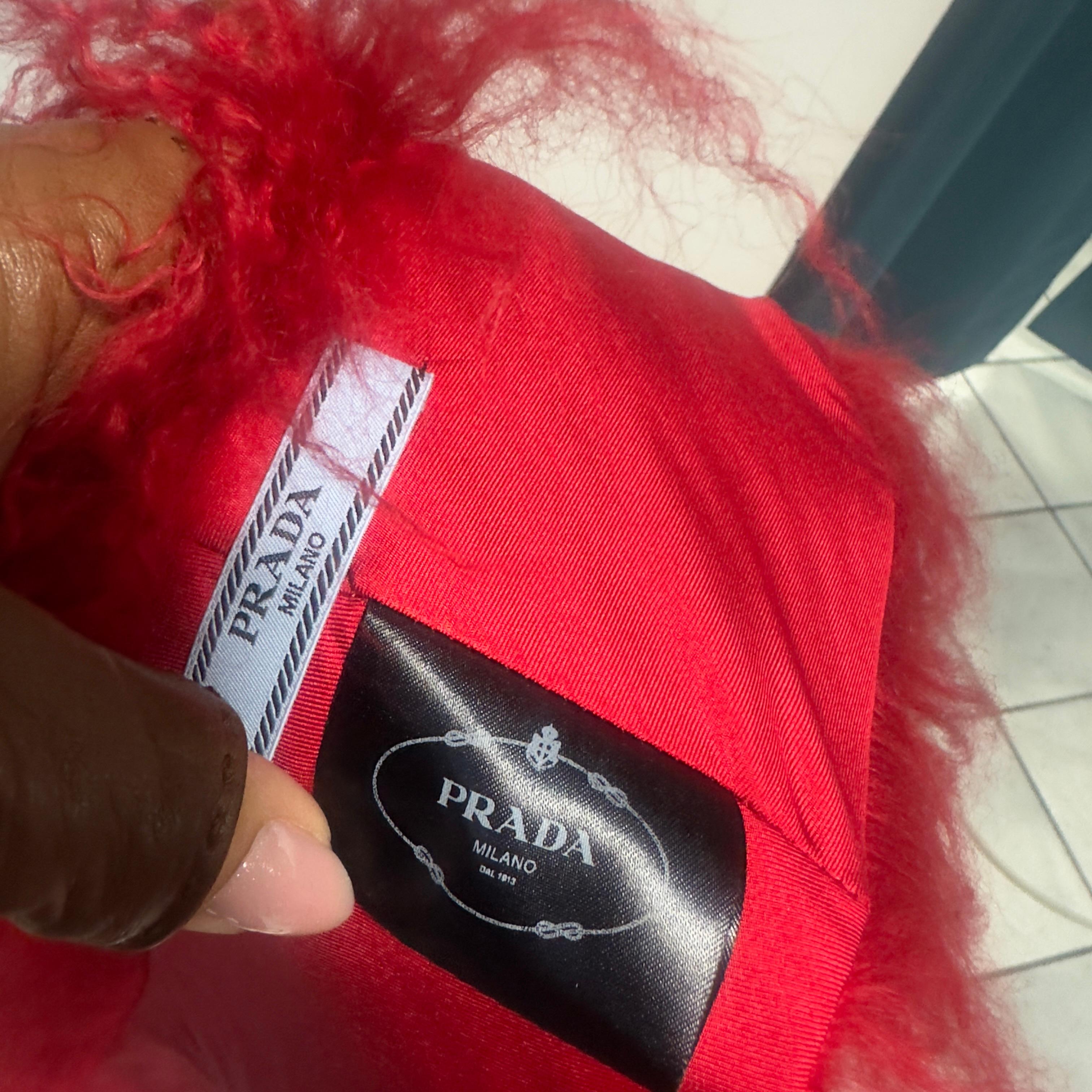 Prada Stola in Mongolian Lamb Rossa Vibrante, Collezione 2014, Made in Italy in vendita 8