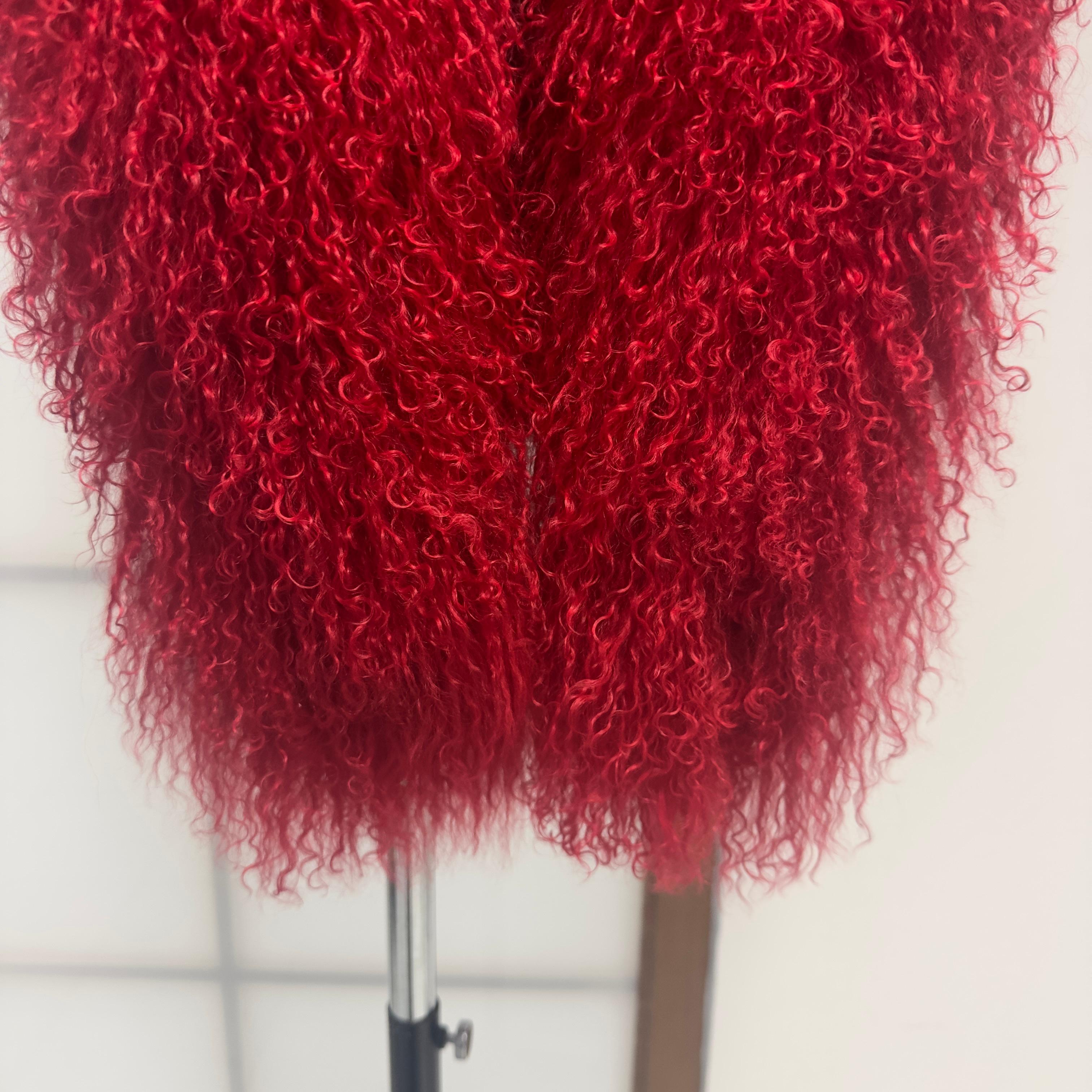 Red Prada Stola in Mongolian Lamb Rossa Vibrante, Collezione 2014, Made in Italy in vendita