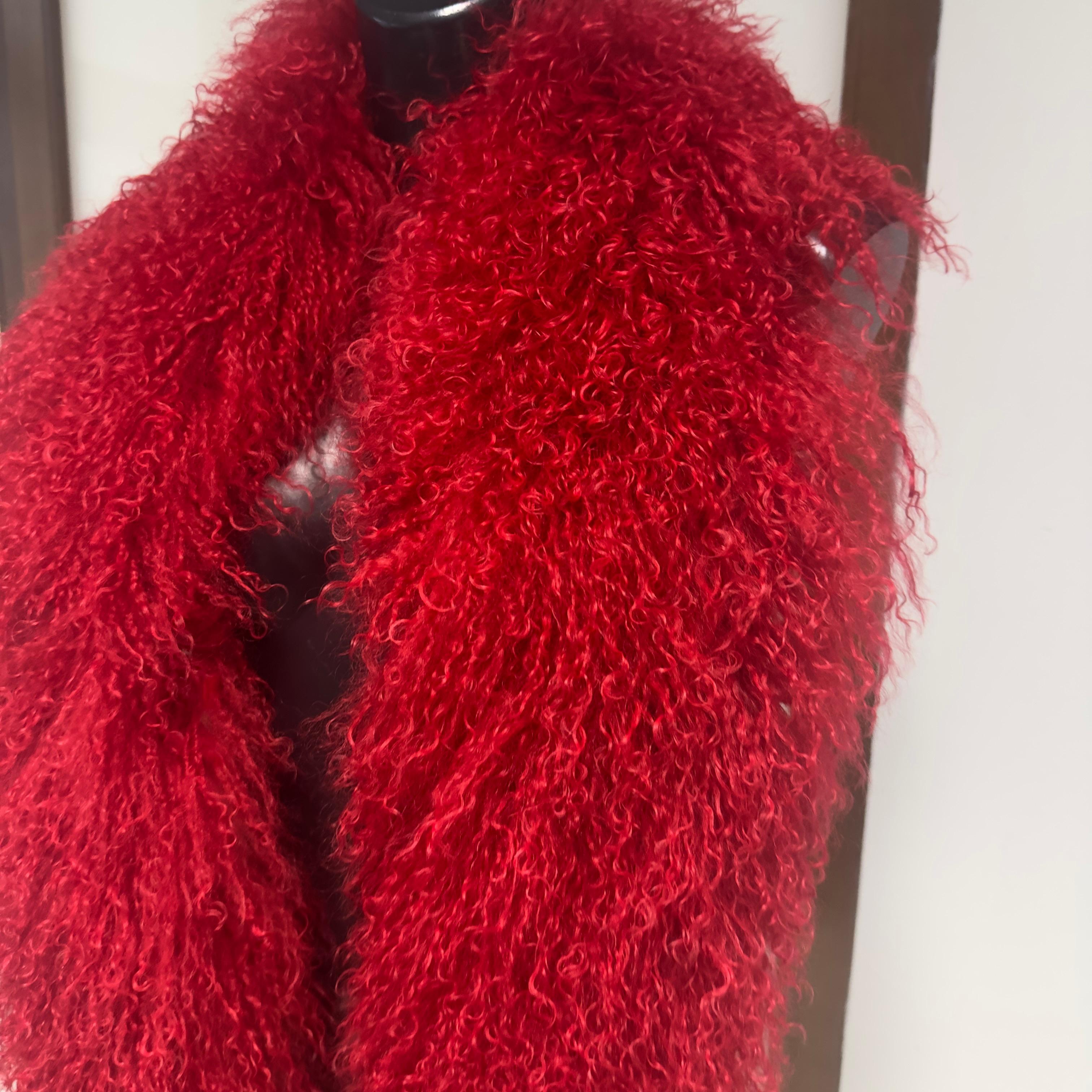 Prada Stola in Mongolian Lamb Rossa Vibrante, Collezione 2014, Made in Italy In condizioni Nuovo in vendita a Basaluzzo, IT