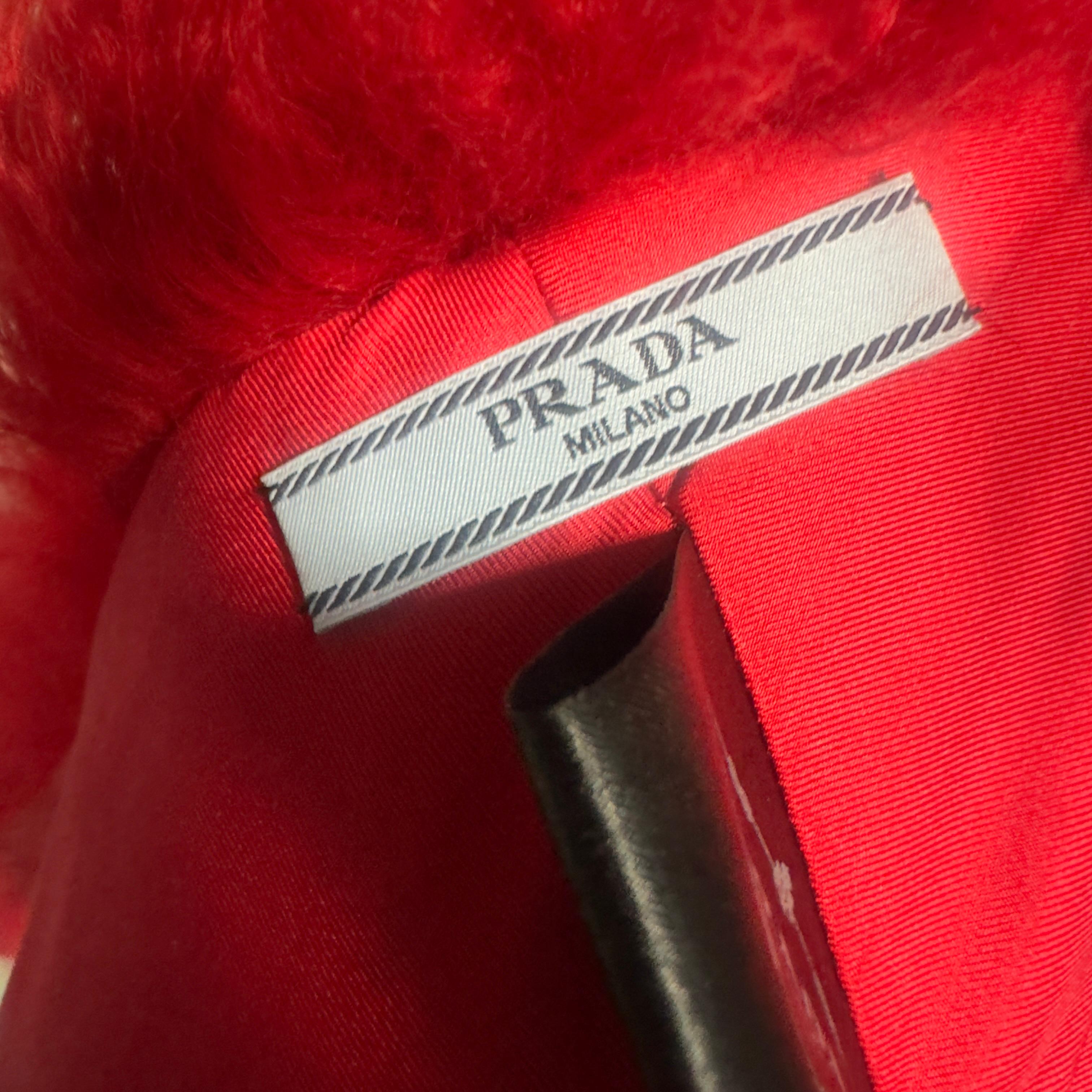 Prada Stola in Mongolian Lamb Rossa Vibrante, Collezione 2014, Made in Italy in vendita 4