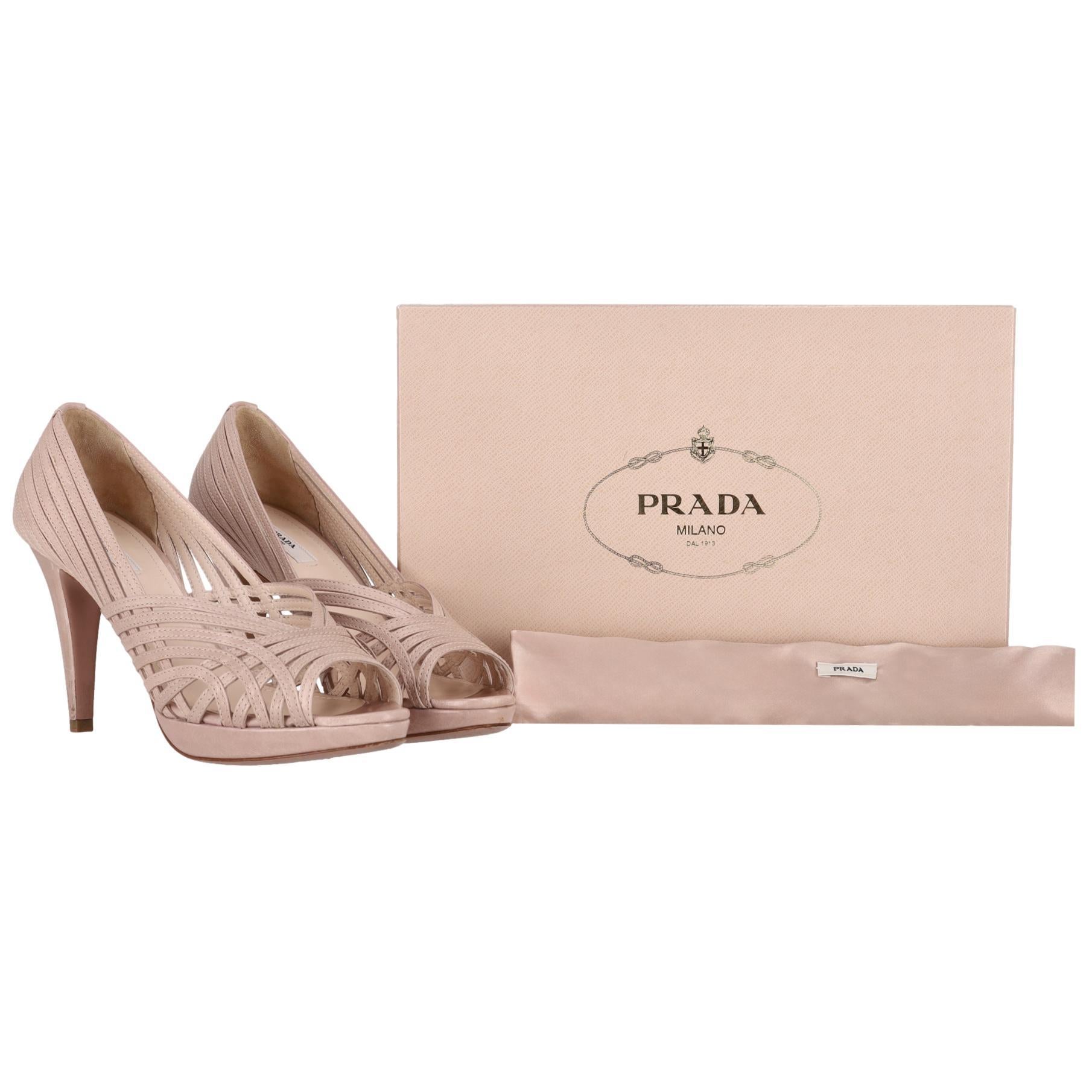 Prada - Escarpins à bouts pointus en cuir avec lanières

Chaussures à talons en cuir beige, à brides et à bouts pointus.

Il est doté d'un talon haut et d'une doublure et d'une semelle en cuir.

Rrp Approx. £800

Taille - 40

Condition - Bonne