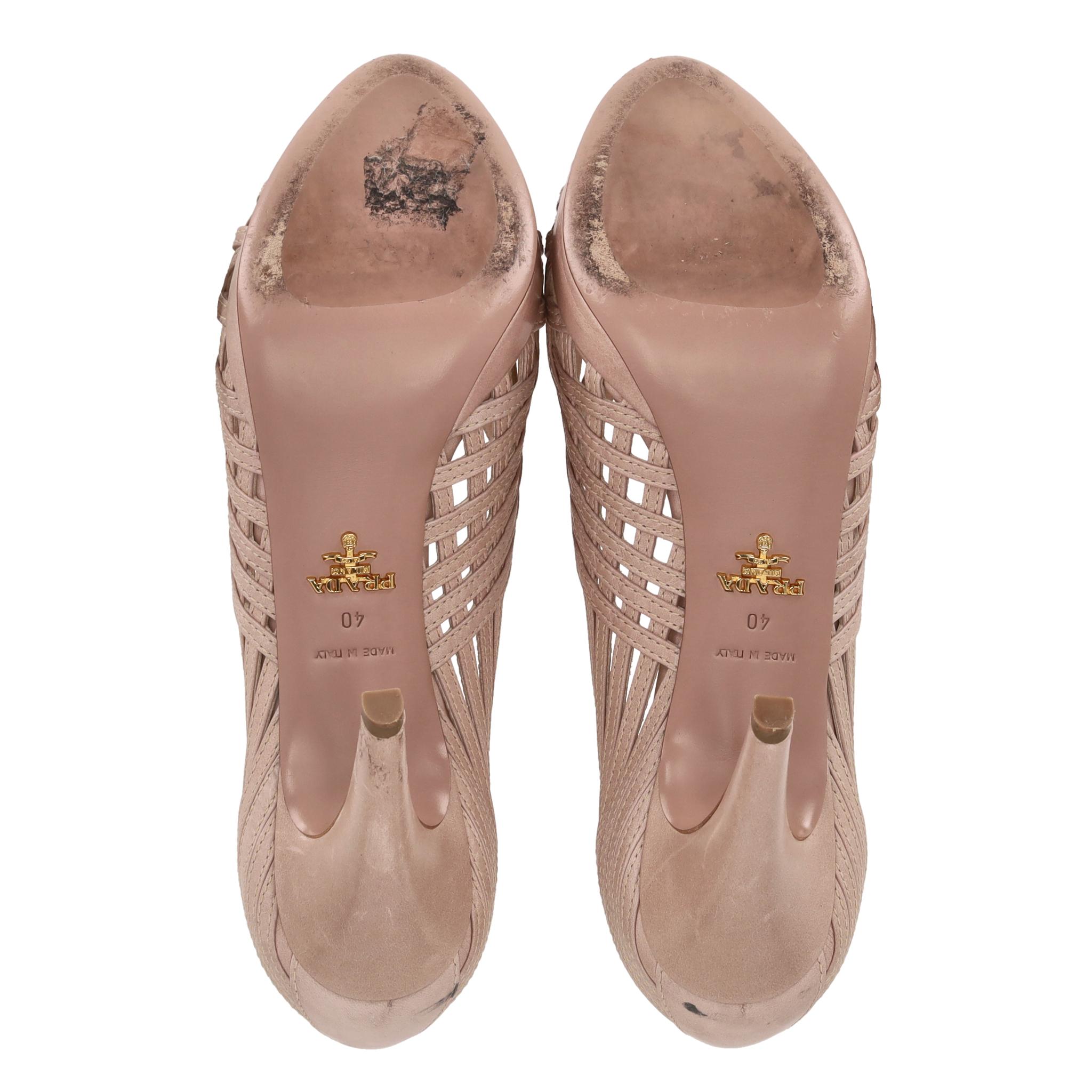 Prada - Escarpins à bouts pointus en cuir avec lanières en vente 1