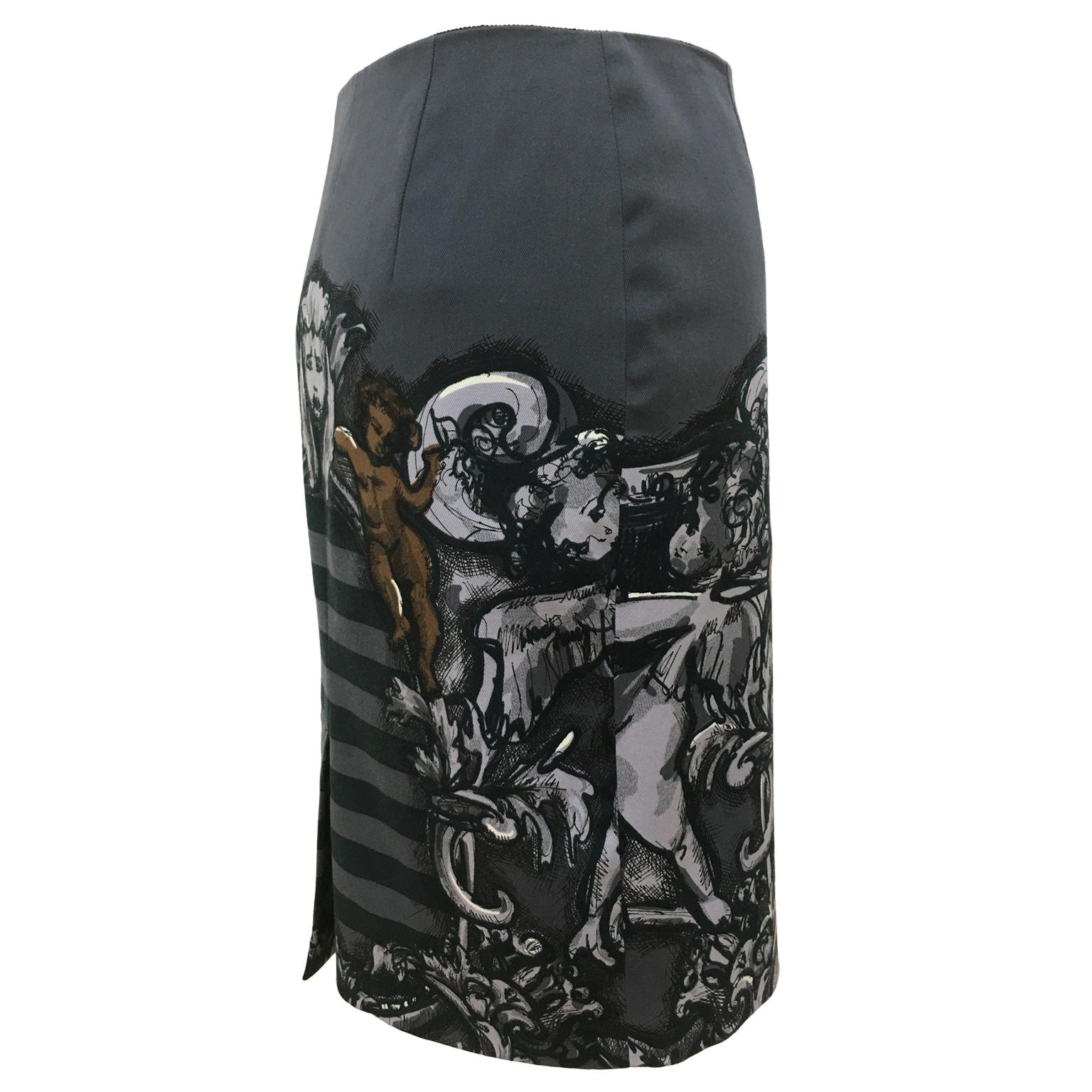 Prada show piece skirt from S/S 2011. Baroque mixing of prints that has become very iconic from this collection. Beautiful silhouette.
It closes with a blind side zipper, with lining.
Size : 36