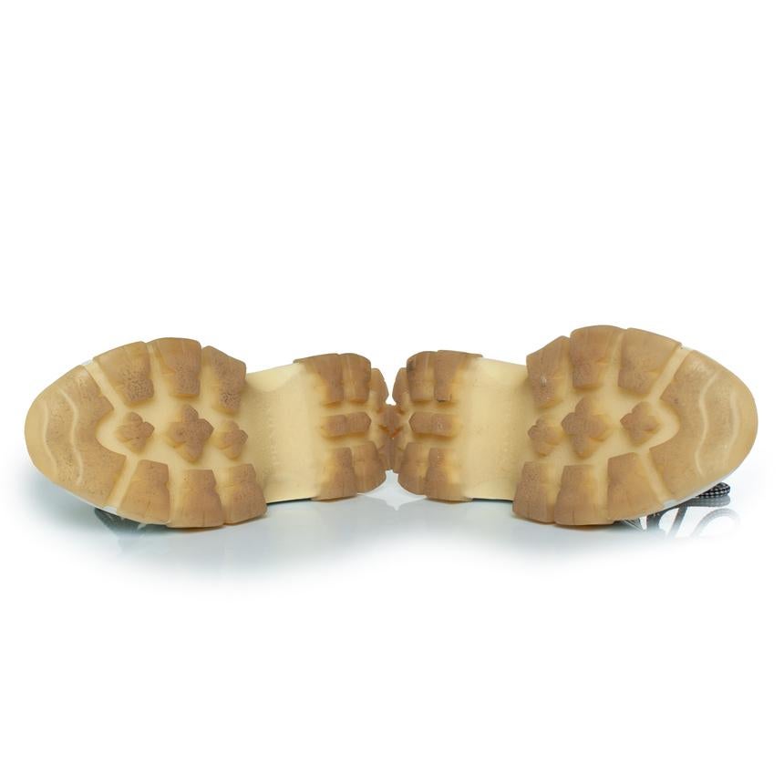 Prada, baskets chunky en daim. L'article est en très bon état et est livré avec sa boîte.

CONDITION : très bon état.

TAILLE : 38.5

DIMENSIONS DE LA SEMELLE INTÉRIEURE : 25 cm

MESURES DU TALON : 7 cm PLATEAU : 4 cm

MATERIAL : daim

COULEUR :