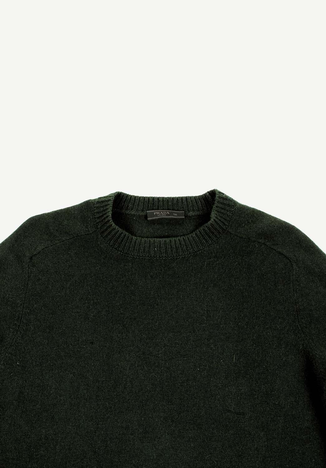 Item for sale is 100% genuine Prada Suede Elbows Men Sweater S106
Color: dark green
(An actual color may a bit vary due to individual computer screen interpretation)
Material: No care label, but it is 100 proc. Cashmere (feels when you touch it)
Tag