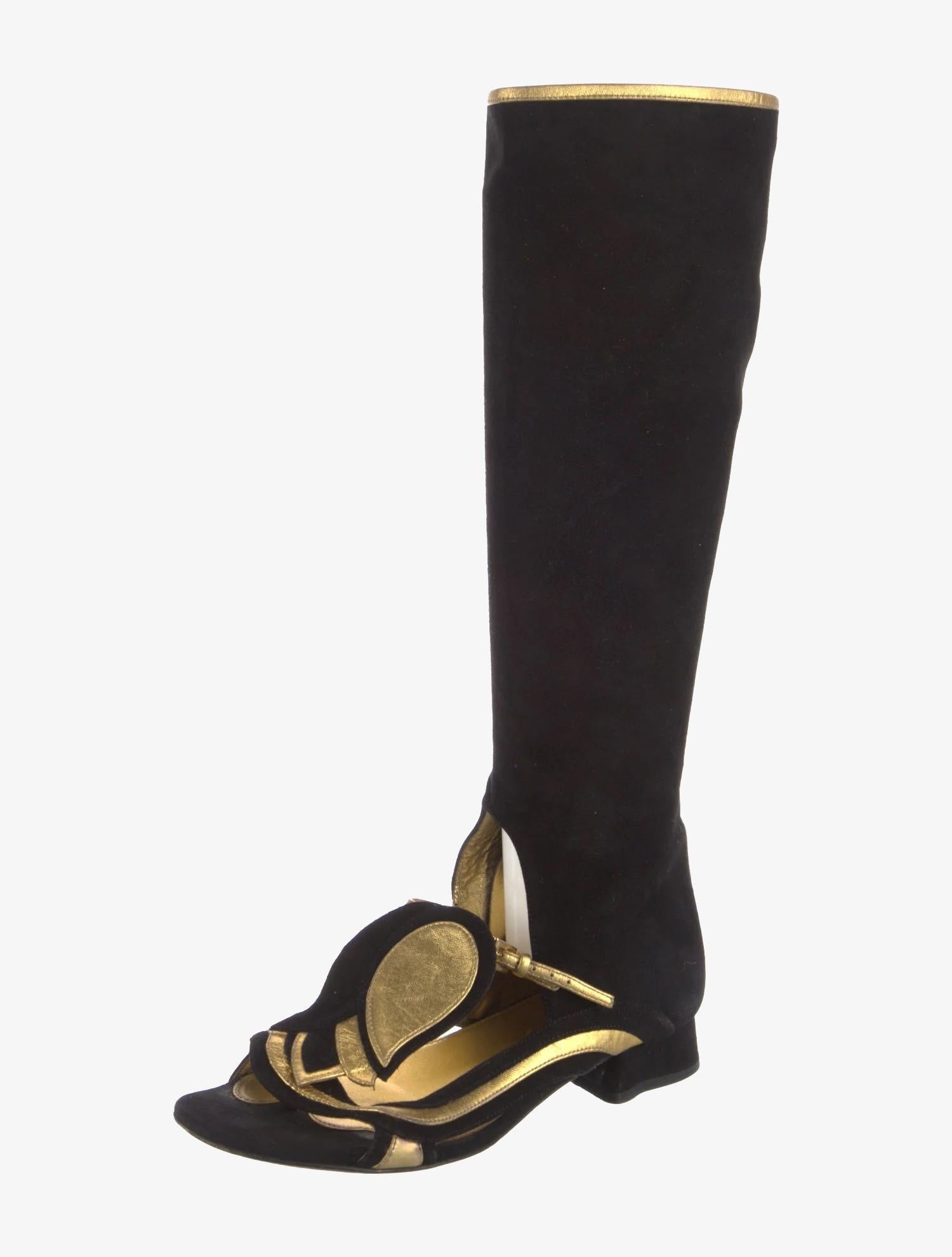 Sandali gladiatore in pelle scamosciata di Prada

Sandali gladiatore in camoscio con motivo colorblock

Abbellimento in pelle

Taglia da donna:  IT 38,5

Condit - molto buone, moderato scolorimento su tutta la superficie; usura sulle