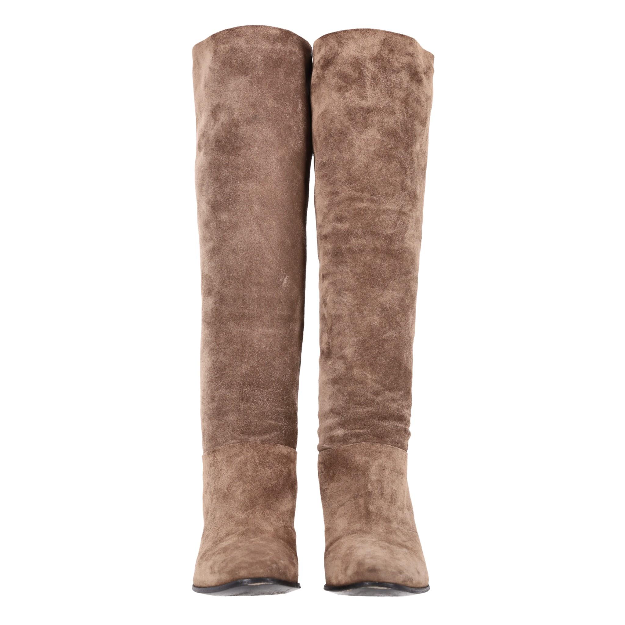 Prada Suede Knee-High Boots

Light brown knee-high boots crafted from suede with 'Prada' logo embossed to the side.

Featuring slip-on design, almond toe and stacked block heel.

Rrp Approx. £1,500

Size – 35

Condition – Good (Some scratches and