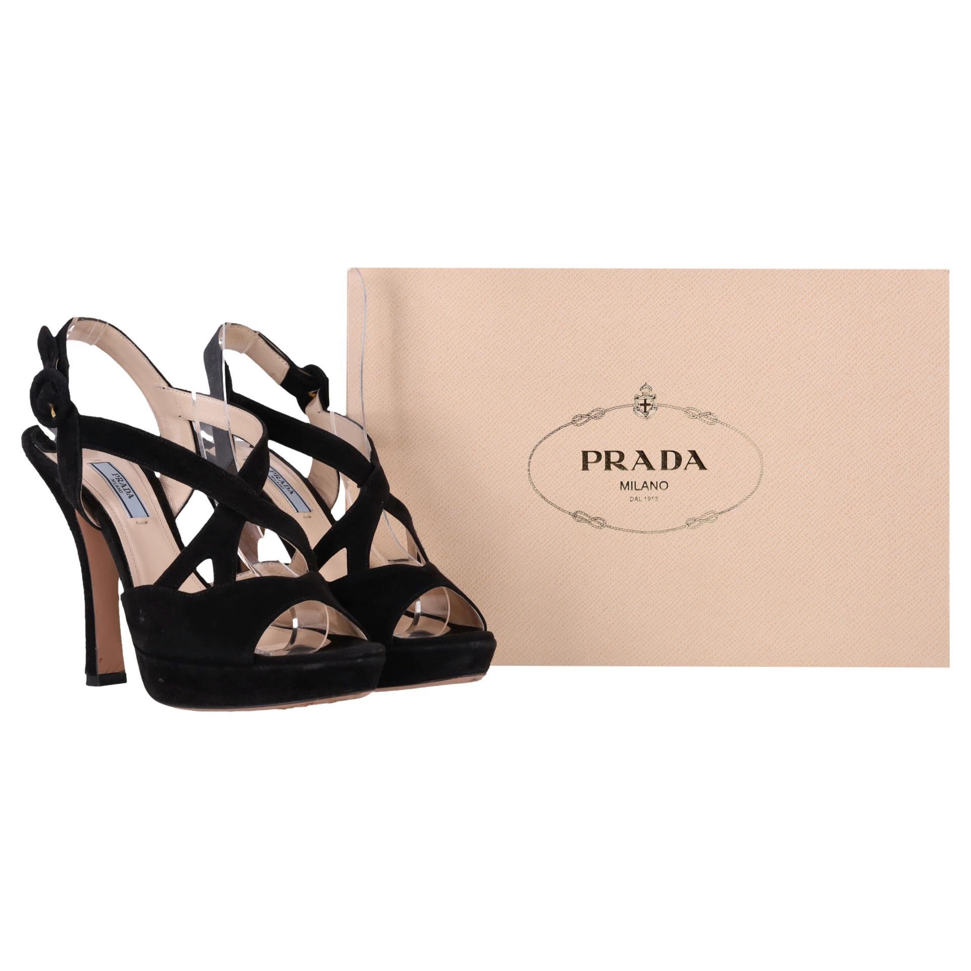 Sandales à plateforme en daim de Prada

Talons noirs en daim, dotés d'une bride croisée sur l'empeigne.

Elles sont dotées d'une fermeture à boucle au dos et d'une plateforme à talon haut.

Rrp Approx. £650

Taille - 40

Condit - Très bon (Quelques