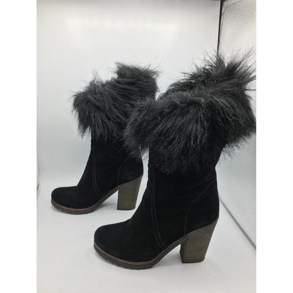 Prada Suede Snow Boots in Black

Prada black boot. Suede and very warm for the winter. Size 37, the heel measures 9 cm. Includes original box and dust. Excellent condition, with only some signs of normal use.
Packaging: Dustbag, Shoe box

General