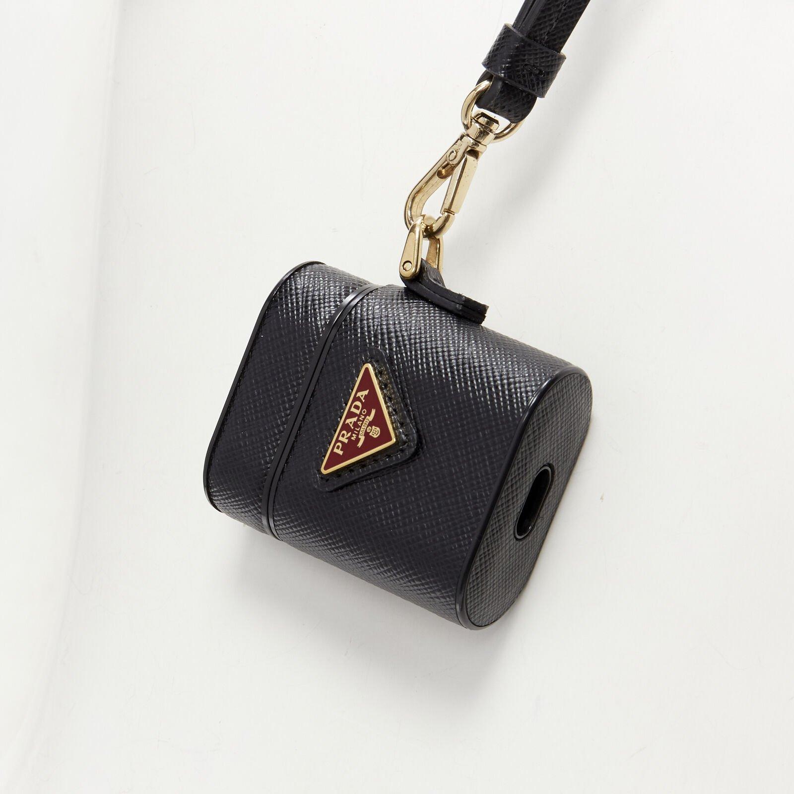 PRADA Symbole Triangle logo saffiano leather AirPods lanyard bag black red
Reference: TGAS/C01590
Brand: Prada
Designer: Miuccia Prada
Model: AirPods case
Material: Leather, Metal
Color: Black, Red
Pattern: Solid
Extra Details: Signature PRADA