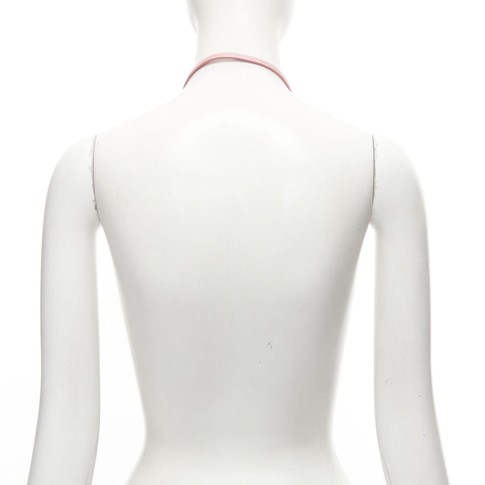 da uomo o donna PRADA Borsa AirPods in pelle saffiano con logo Symbole Triangle e cordino rosa rosso in vendita