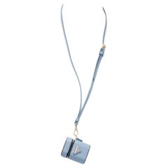 PRADA Symbole Triángulo logo piel saffiano bolsa cordón AirPods azul cielo
