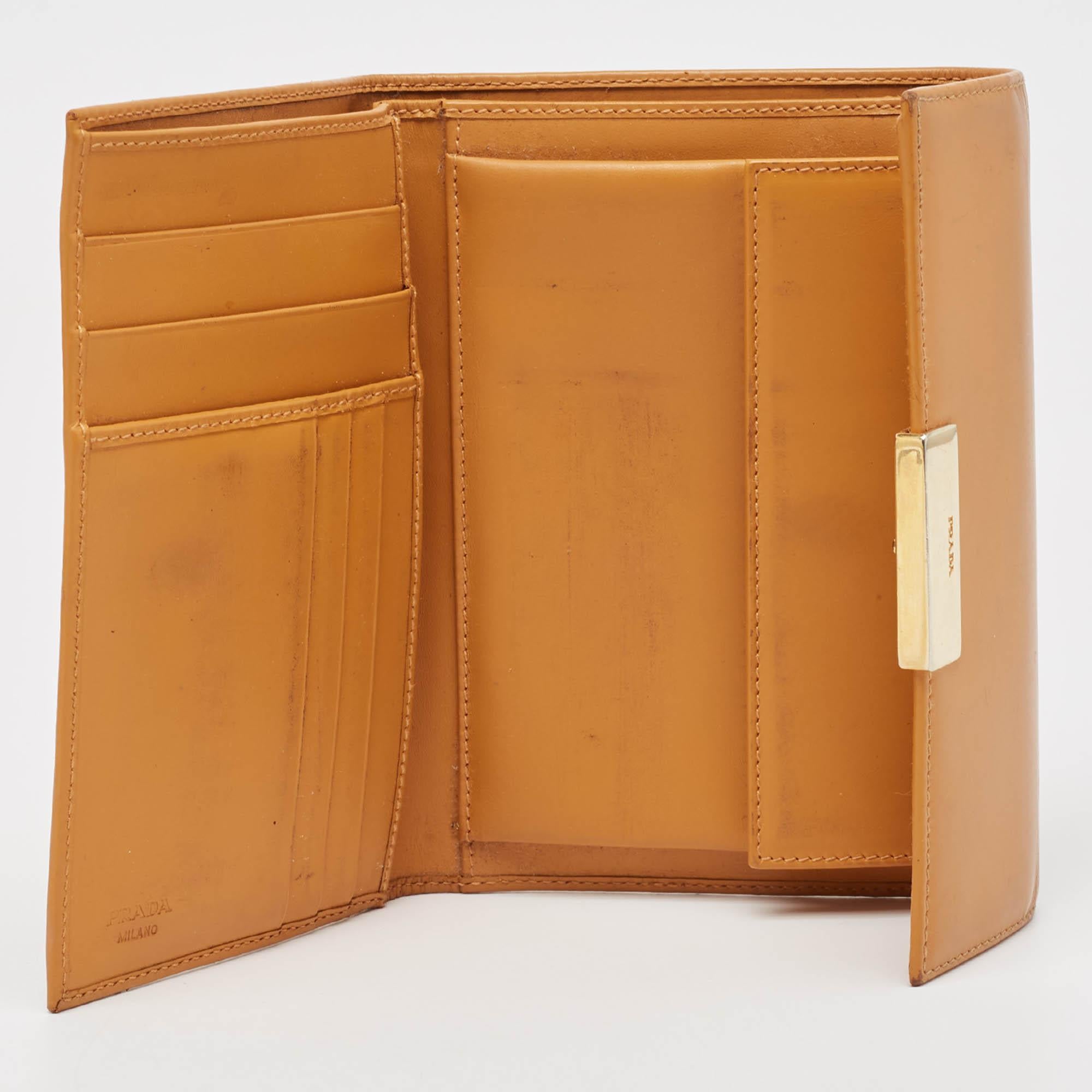 Compatto ed elegante  questo portafoglio sarà il tuo compagno di viaggio preferito. Progettato con materiali di qualità  il suo interno è diviso in diversi scomparti per conservare perfettamente le tue carte e i tuoi contanti.