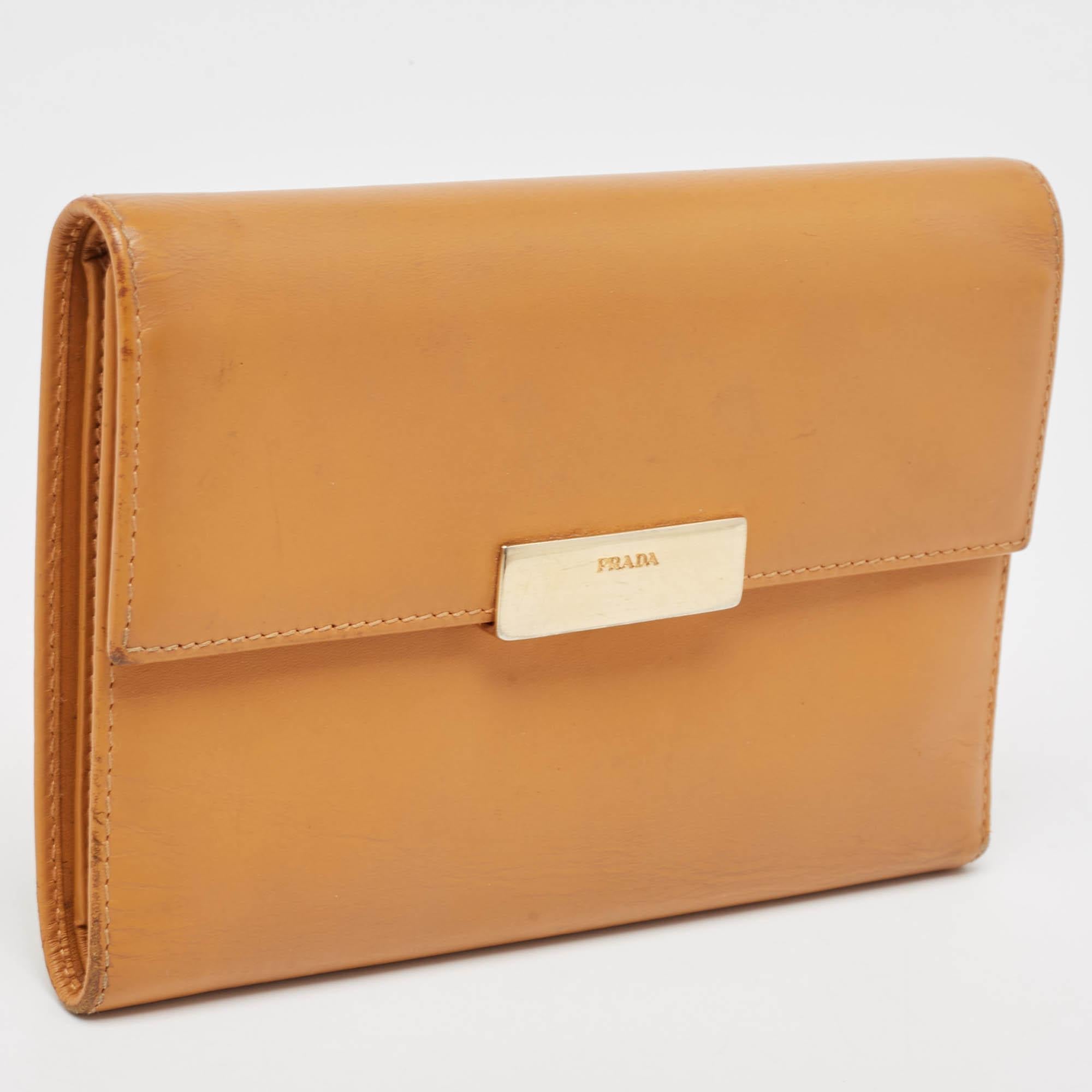Portafoglio Prada Trifold con logo della peste in pelle Tan In condizioni discrete in vendita a Dubai, Al Qouz 2
