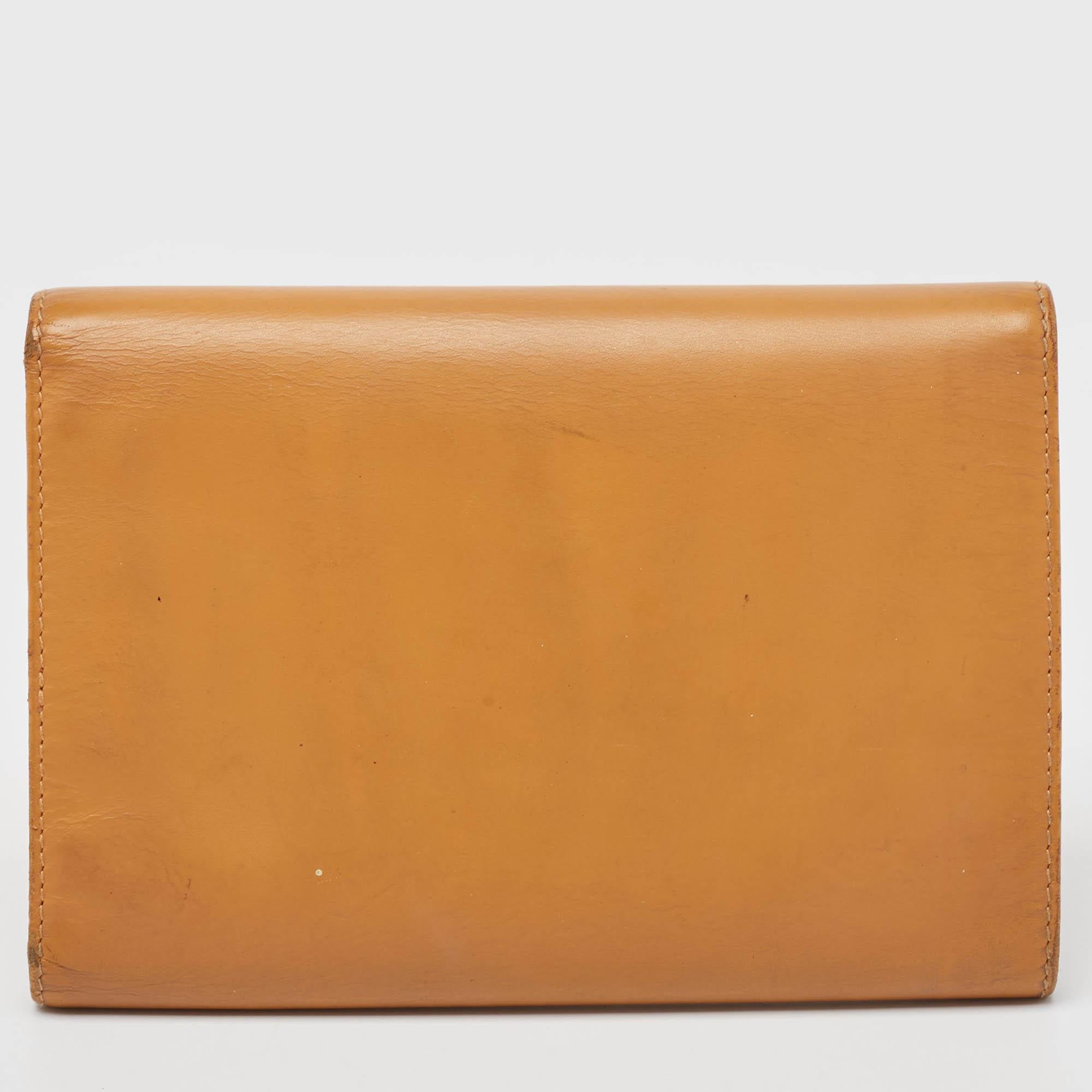 Donna Portafoglio Prada Trifold con logo della peste in pelle Tan in vendita