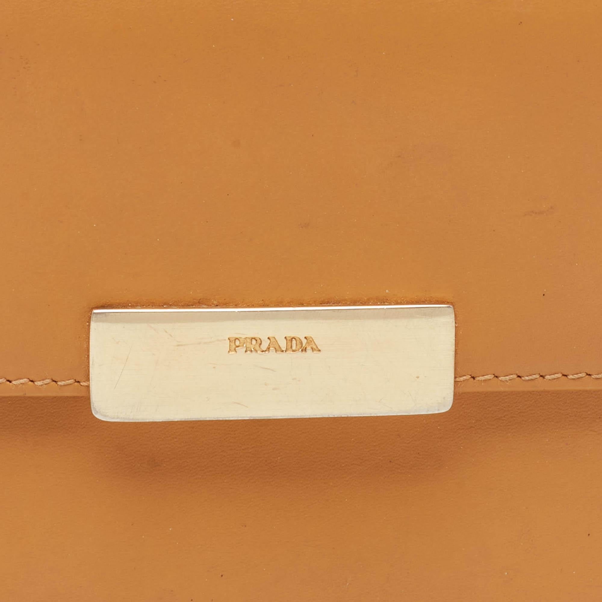 Portafoglio Prada Trifold con logo della peste in pelle Tan in vendita 1