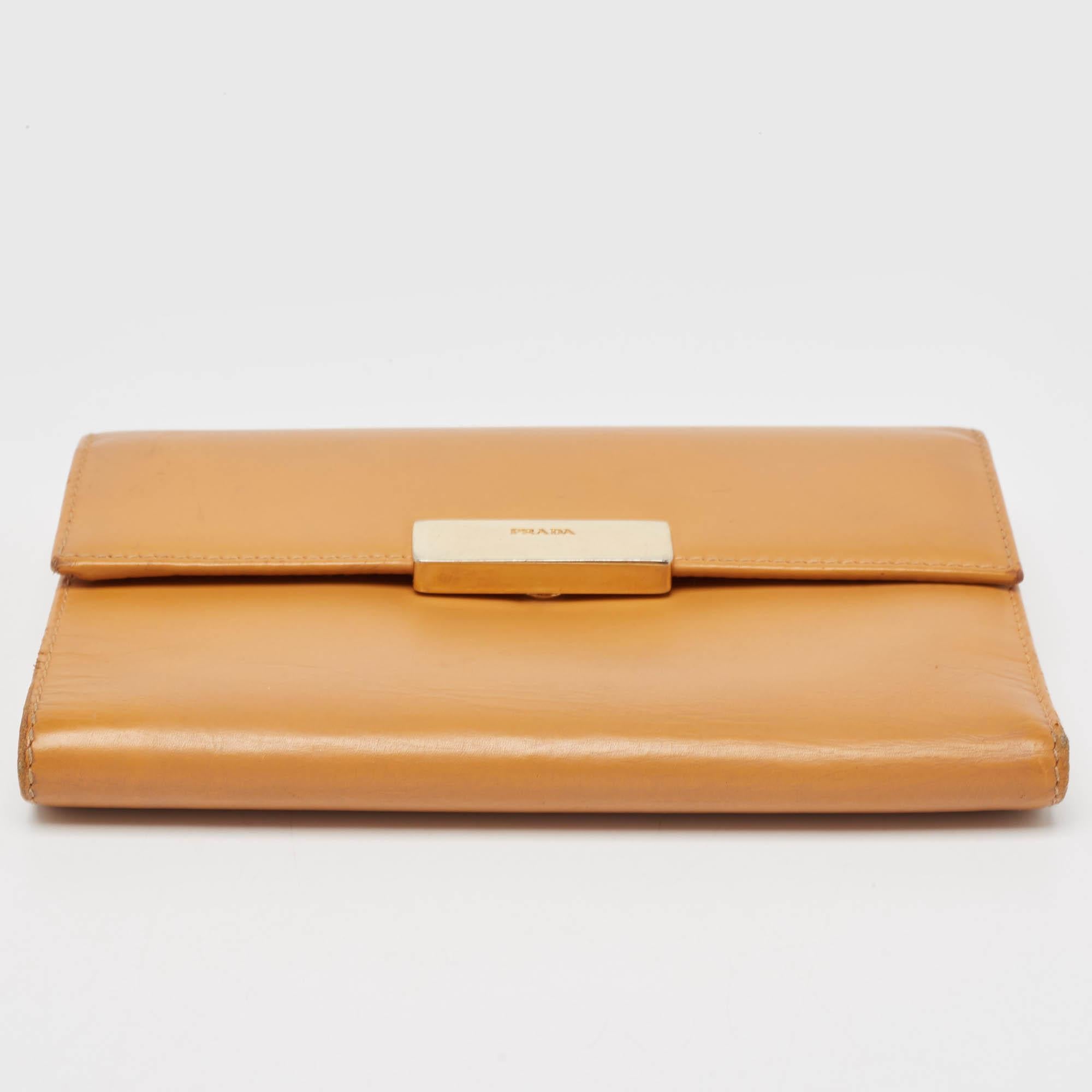 Portafoglio Prada Trifold con logo della peste in pelle Tan in vendita 3